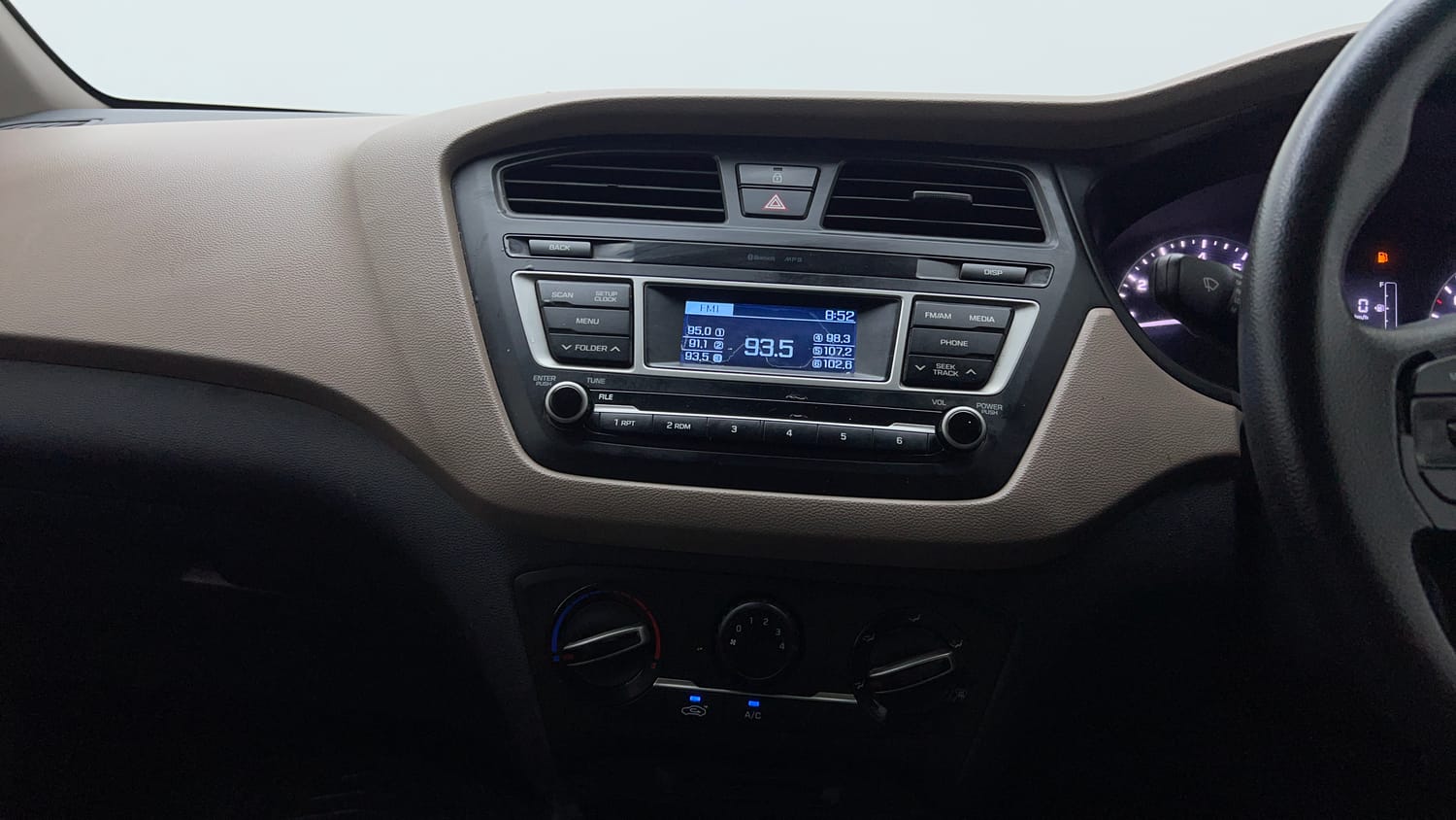 Used 2016 Hyundai Elite i20 Magna 1.2 Petrol Manual interior MUSIC SYSTEM & AC CONTROL VIEW
