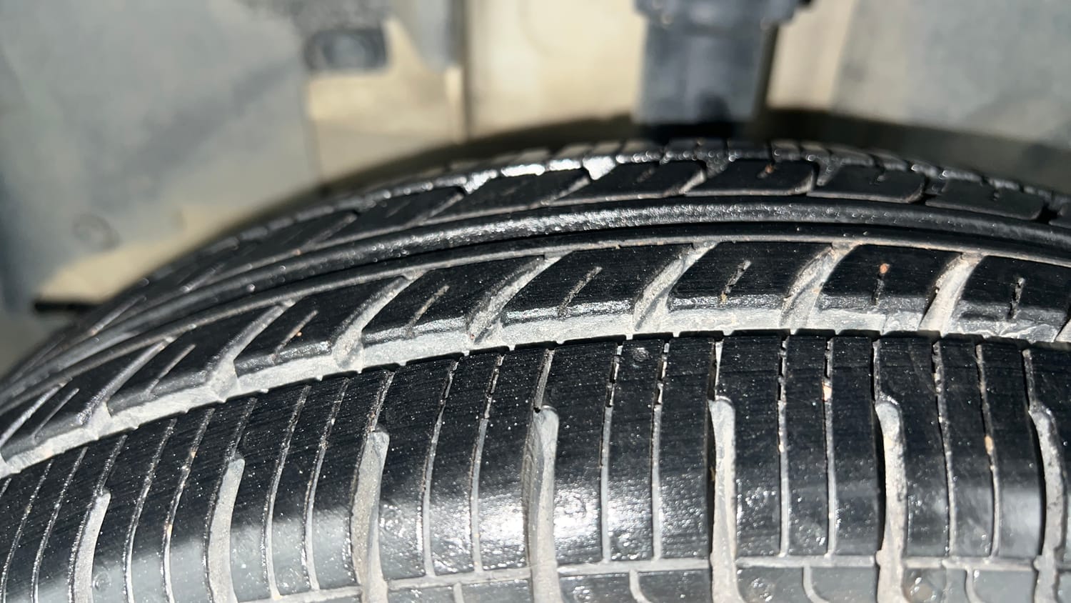 Used 2018 Renault Kwid RXT (O) 1.0 SCE Edition Petrol Manual tyres LEFT FRONT TYRE TREAD VIEW