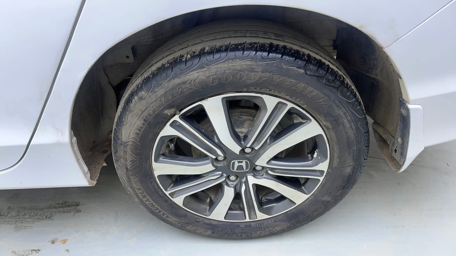 Used 2017 Honda City V Diesel Diesel Manual tyres LEFT REAR TYRE RIM VIEW