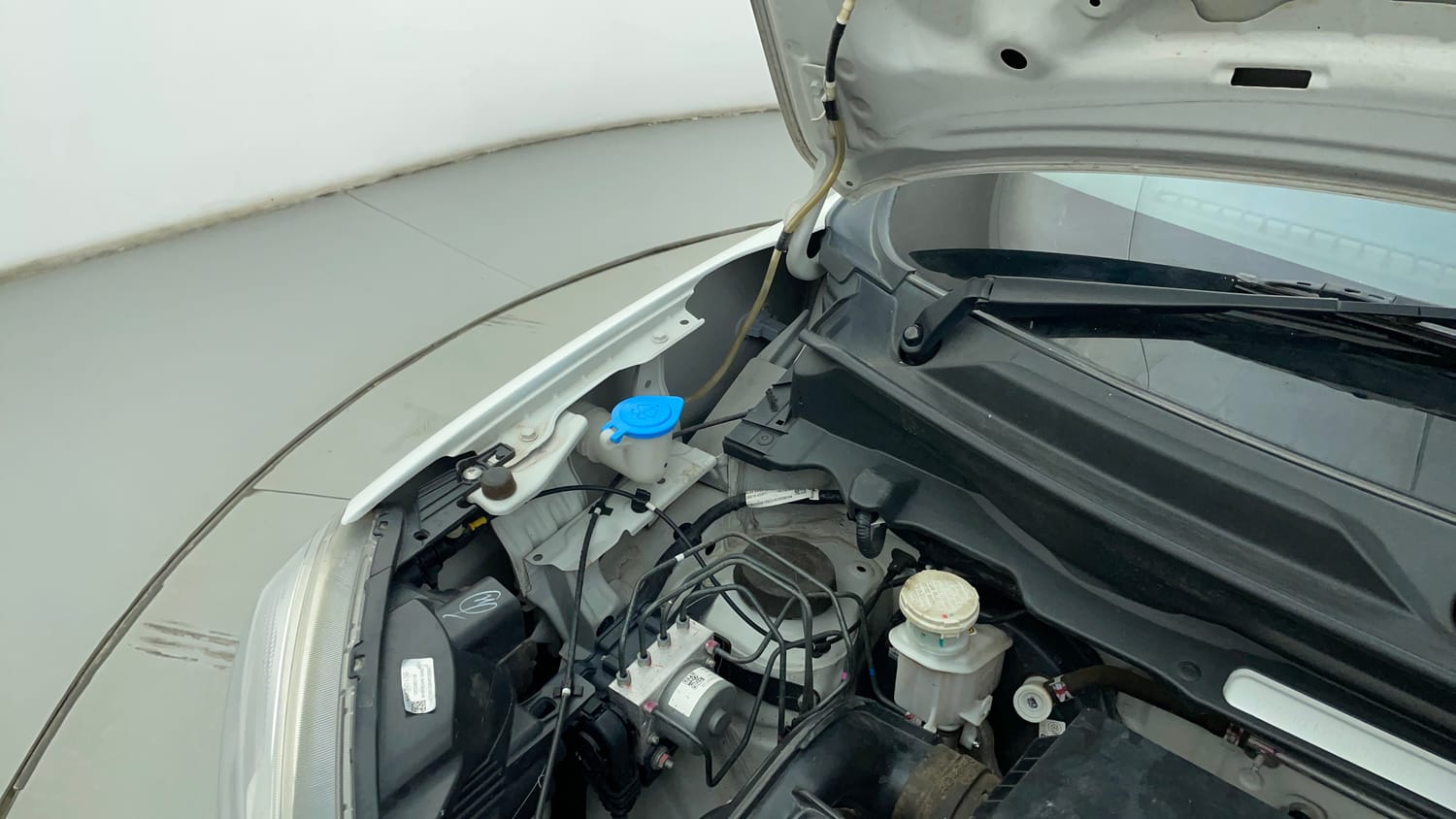Used 2023 Maruti Suzuki S-Presso VXi S-CNG Cng Manual engine ENGINE RIGHT SIDE HINGE & APRON VIEW