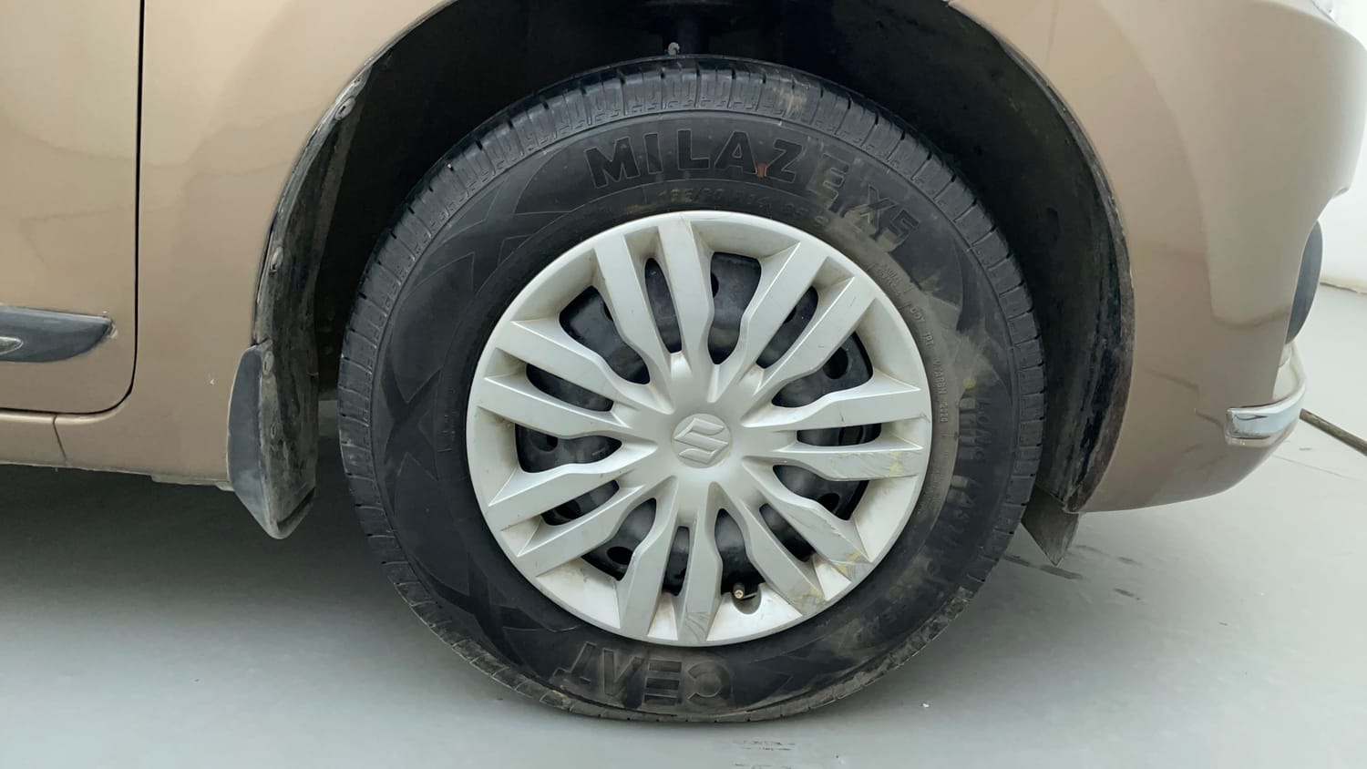 Used 2018 Maruti Suzuki Dzire VXi Petrol Automatic tyres RIGHT FRONT TYRE RIM VIEW