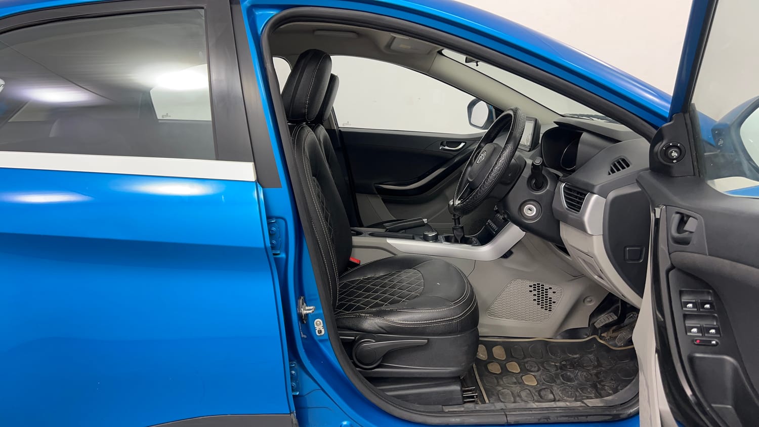 Used 2018 Tata Nexon XZ Diesel Diesel Manual interior RIGHT SIDE FRONT DOOR CABIN VIEW