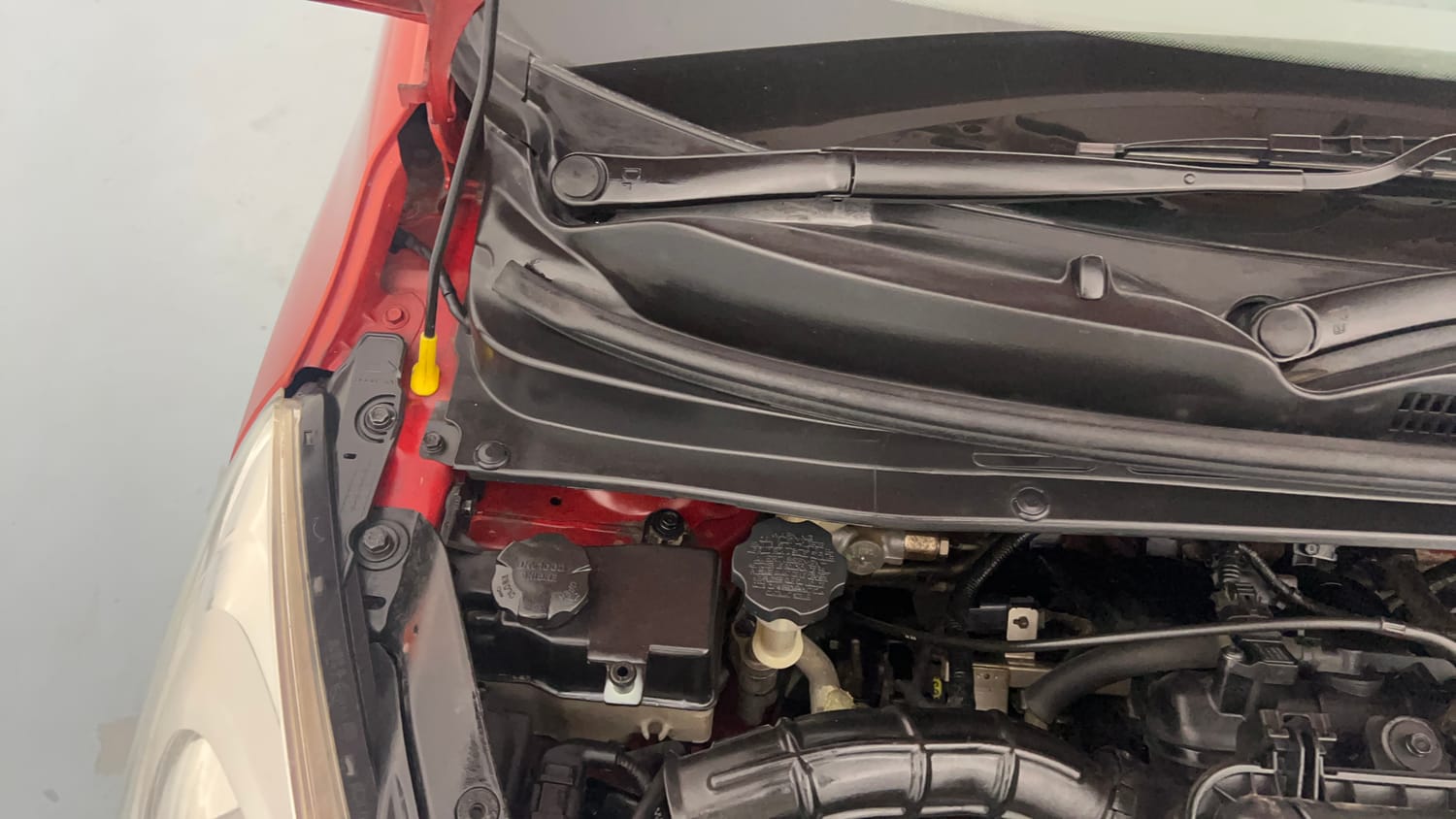 Used 2013 Hyundai i10 Magna 1.1 iRDE2 Petrol Manual engine ENGINE RIGHT SIDE HINGE & APRON VIEW