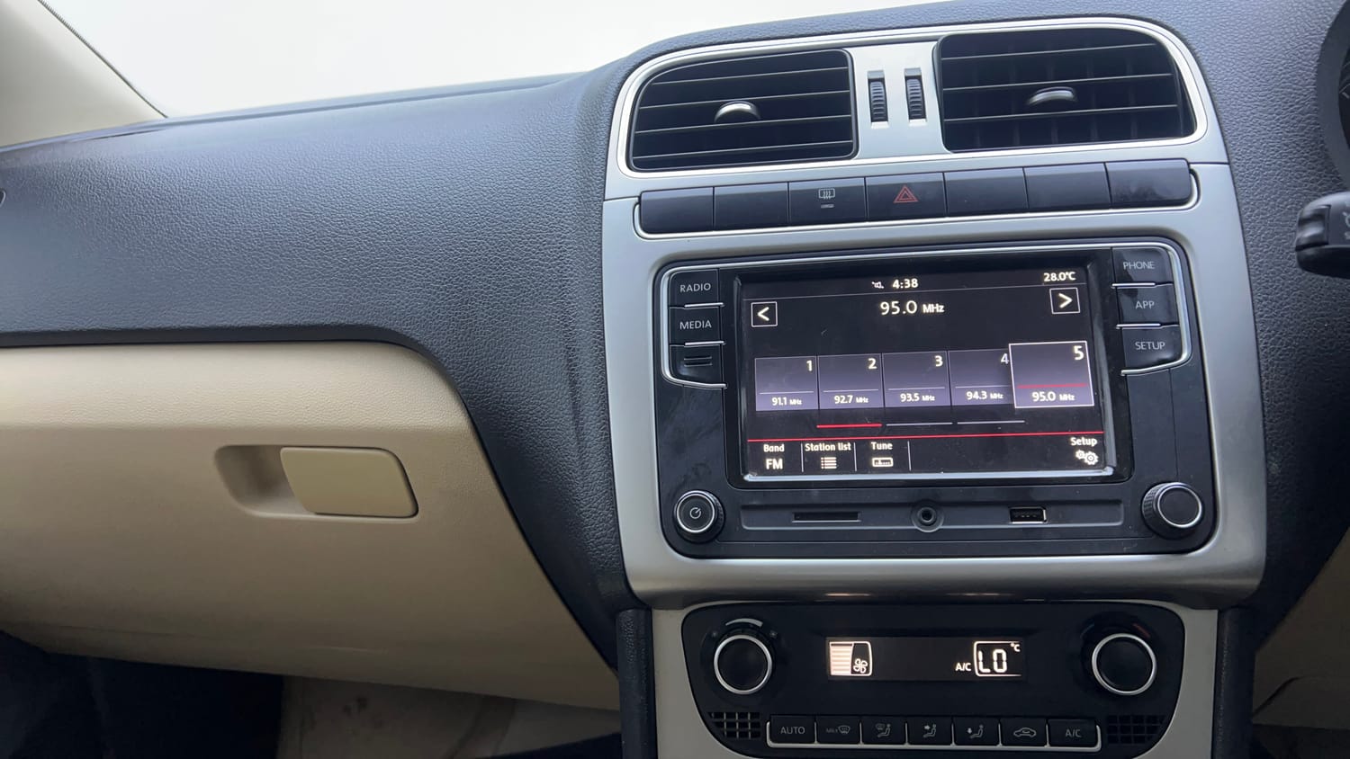 Used 2019 Volkswagen Ameo Highline Plus 1.5L (D) Diesel Manual interior MUSIC SYSTEM & AC CONTROL VIEW
