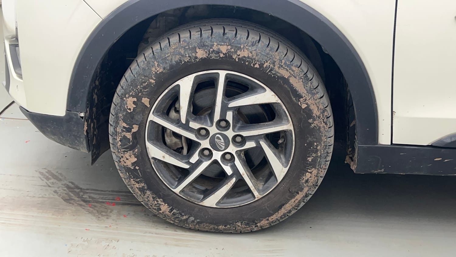 Used 2022 Mahindra XUV 300 W8 (O) 1.5 Diesel Diesel Manual tyres LEFT FRONT TYRE RIM VIEW