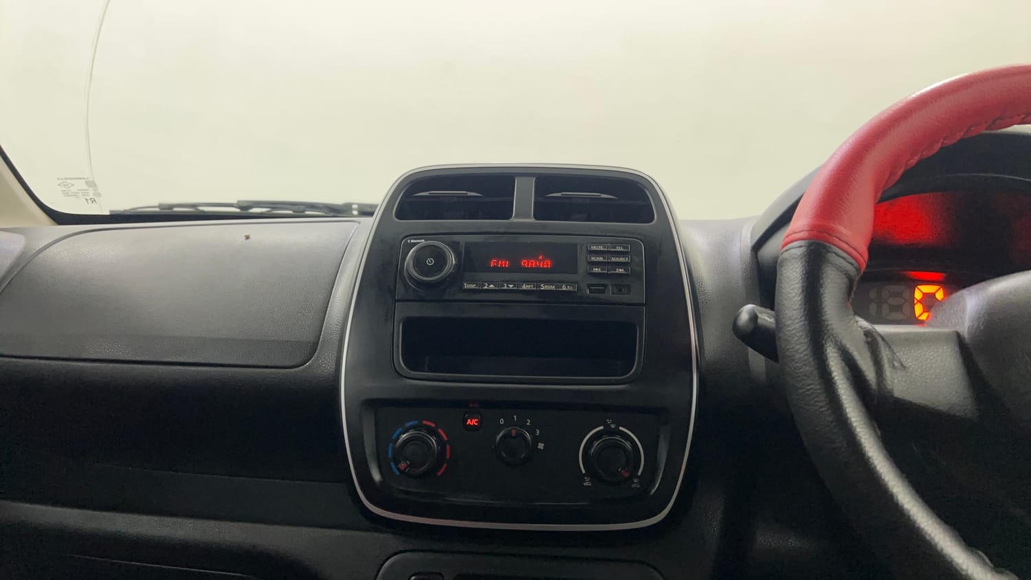 Used 2017 Renault Kwid RXL Live For More Edition Petrol Manual interior MUSIC SYSTEM & AC CONTROL VIEW