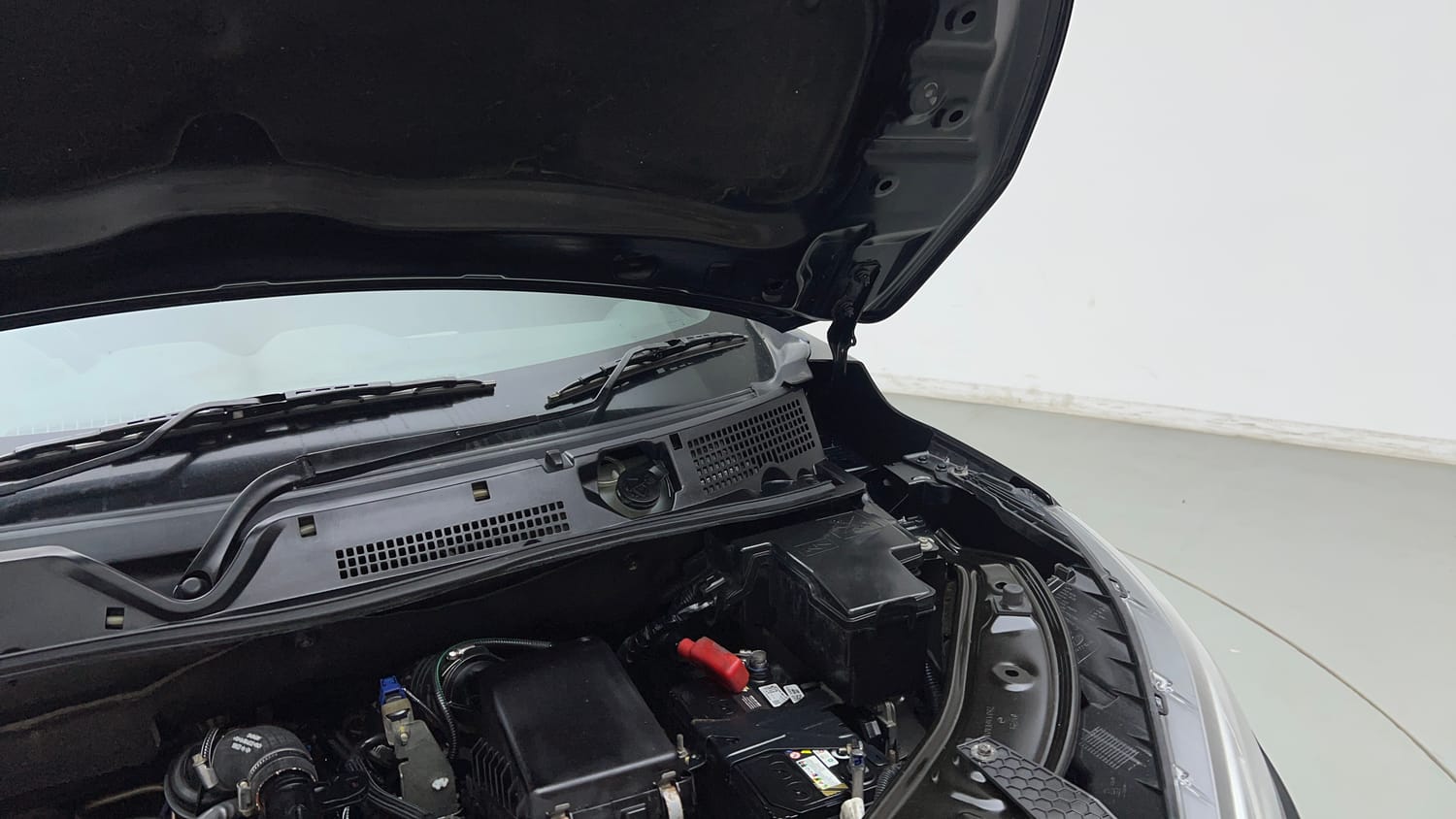 Used 2021 Nissan Magnite XV Premium Turbo Petrol Manual engine ENGINE LEFT SIDE HINGE & APRON VIEW