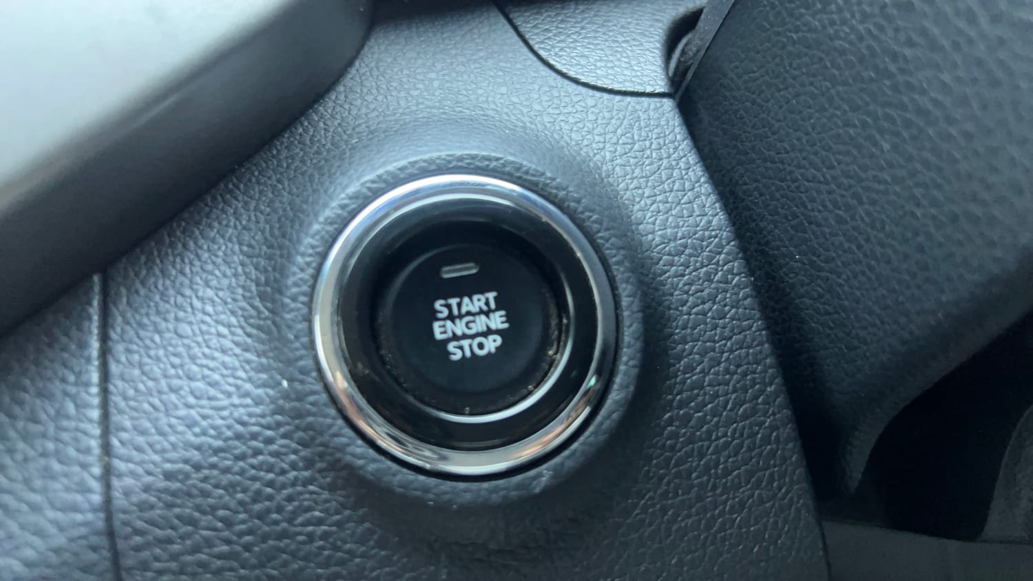 Used 2023 Mahindra XUV 300 TurboSport W8 Petrol Manual top_features Keyless start
