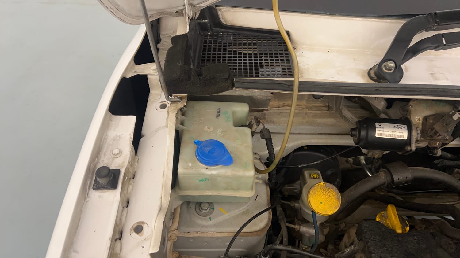 Used 2018 Renault Kwid RXT (O) 1.0 SCE Edition Petrol Manual engine ENGINE RIGHT SIDE HINGE & APRON VIEW