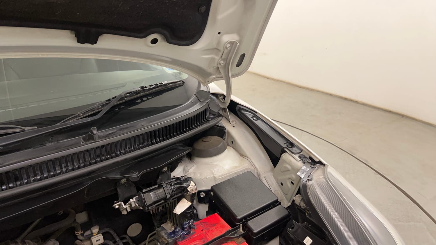 Used 2019 Maruti Suzuki Baleno Delta Petrol Manual engine ENGINE LEFT SIDE HINGE & APRON VIEW