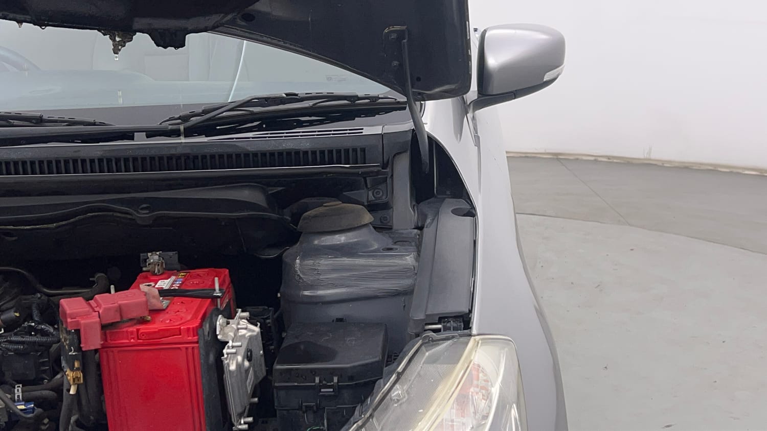 Used 2018 Maruti Suzuki Ciaz Delta Hybrid 1.5 Petrol Manual engine ENGINE LEFT SIDE HINGE & APRON VIEW