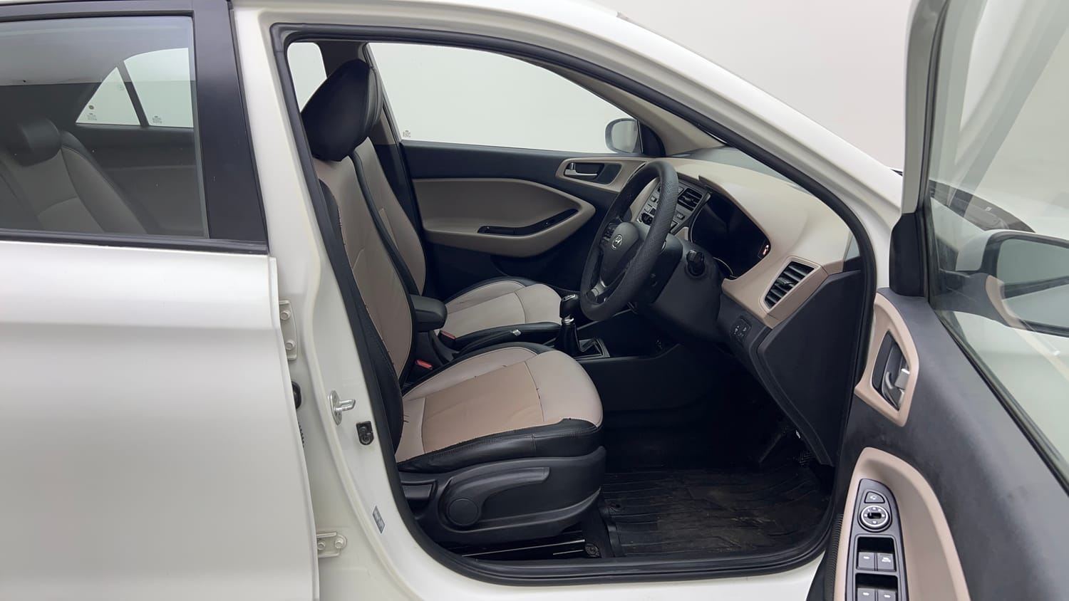 Used 2015 Hyundai Elite i20 Asta 1.2 Petrol Manual interior RIGHT SIDE FRONT DOOR CABIN VIEW