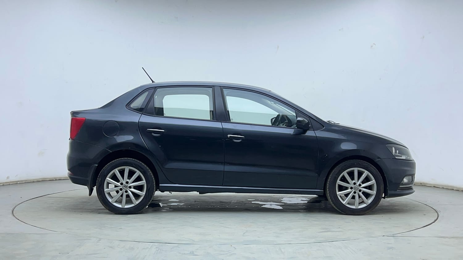Used 2019 Volkswagen Ameo Highline Plus 1.5L (D) Diesel Manual exterior RIGHT SIDE VIEW