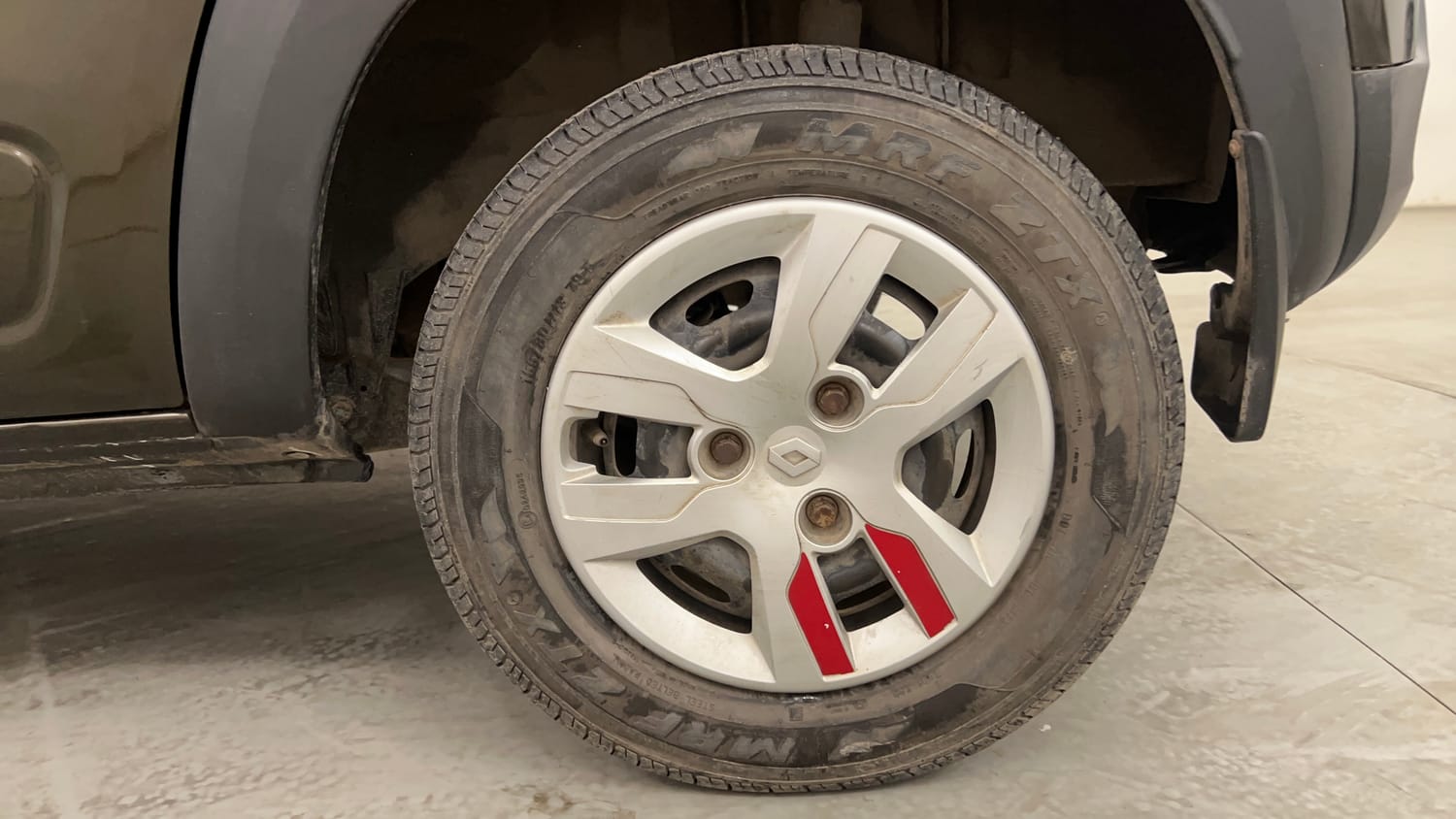 Used 2017 Renault Kwid RXL Live For More Edition Petrol Manual tyres LEFT REAR TYRE RIM VIEW
