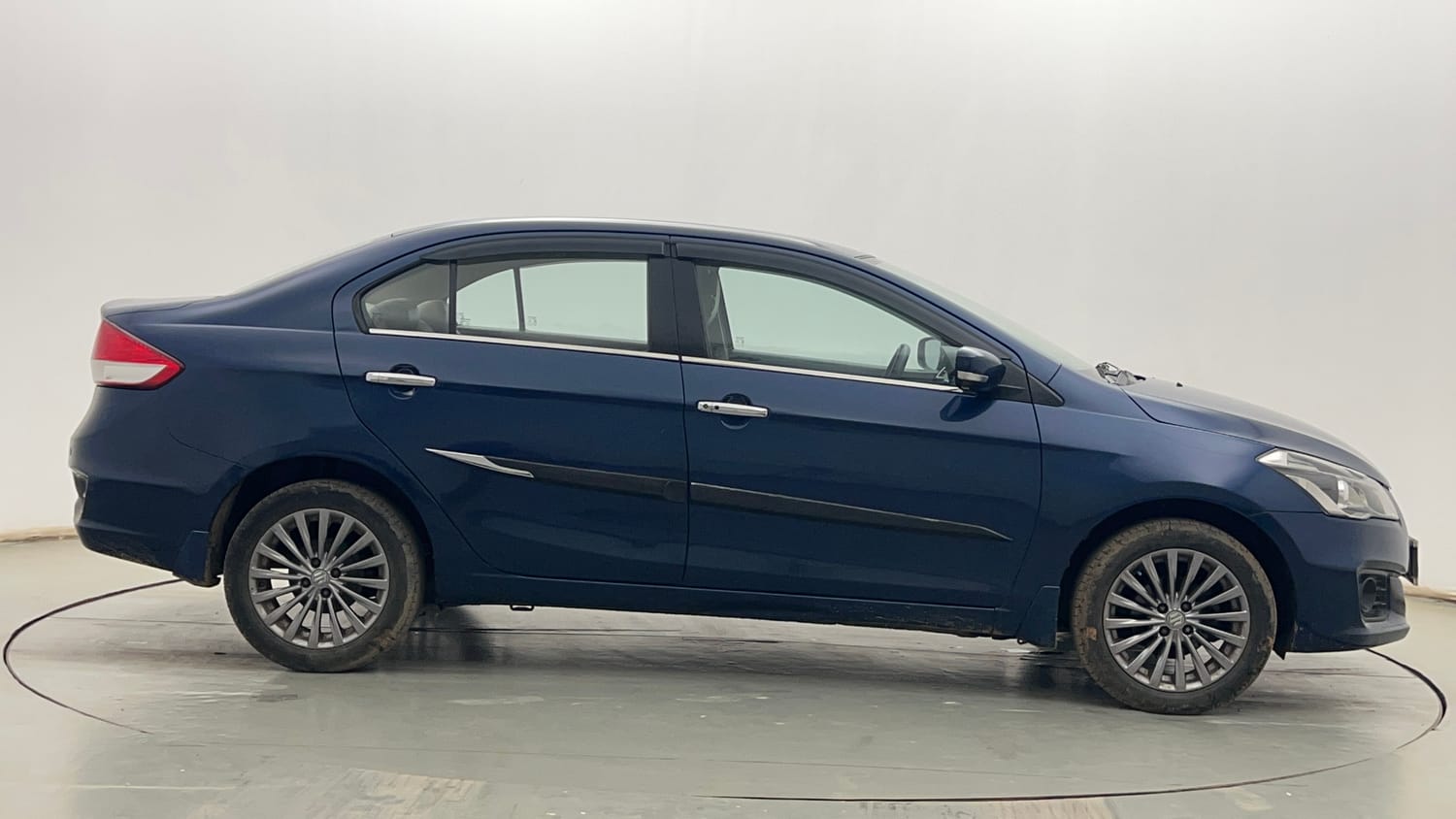 Used 2018 Maruti Suzuki Ciaz Alpha 1.4 MT Petrol Manual exterior RIGHT SIDE VIEW