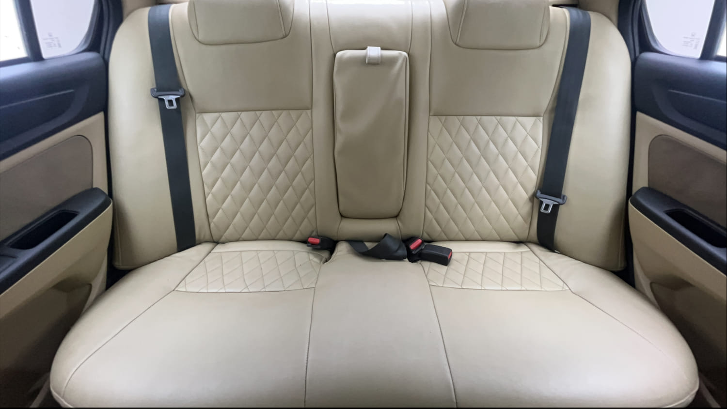 Used 2018 Honda Amaze 1.2 VX i-VTEC Petrol Manual interior REAR SEAT CONDITION VIEW