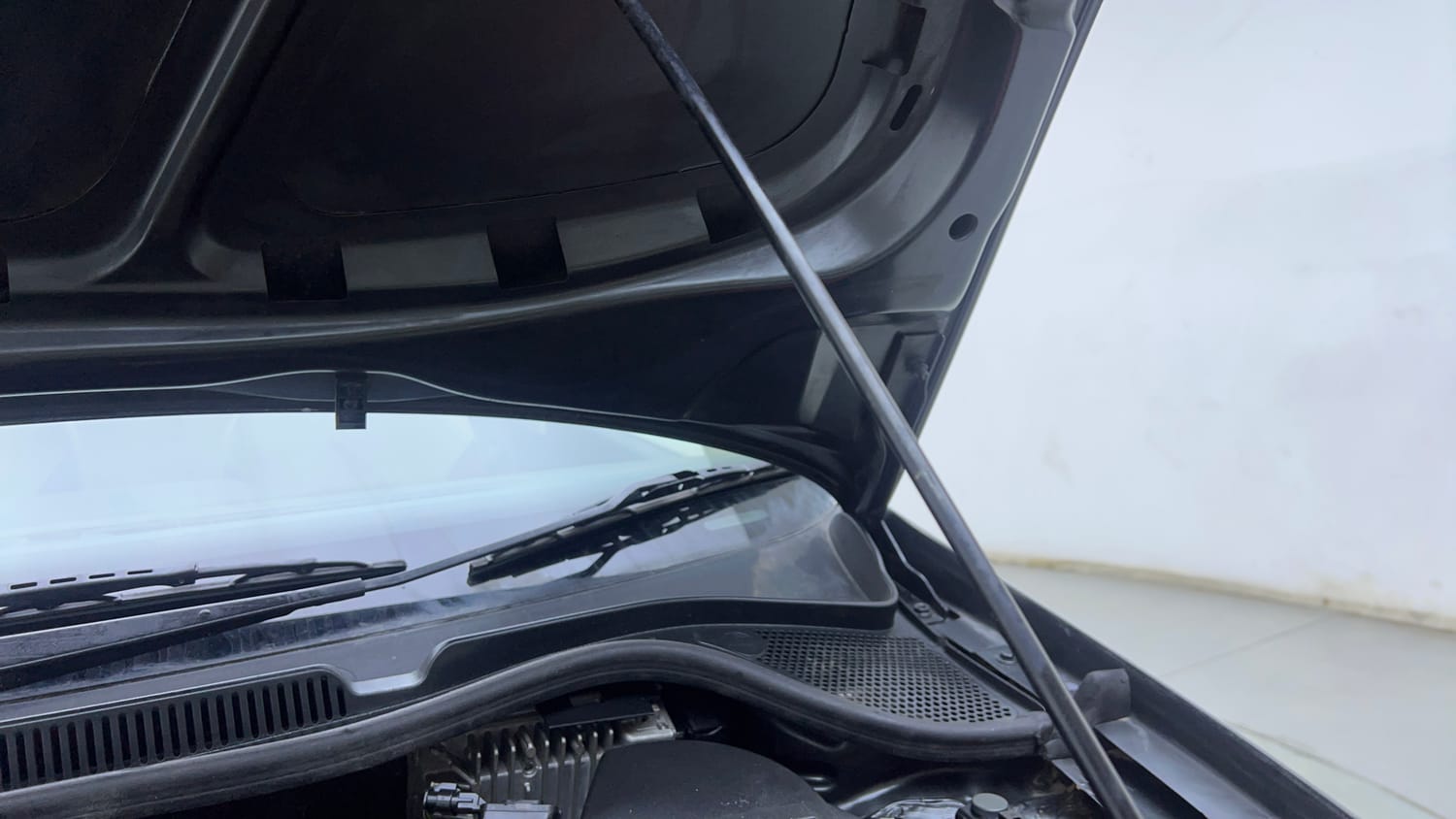 Used 2019 Volkswagen Ameo Highline Plus 1.5L (D) Diesel Manual engine ENGINE LEFT SIDE HINGE & APRON VIEW