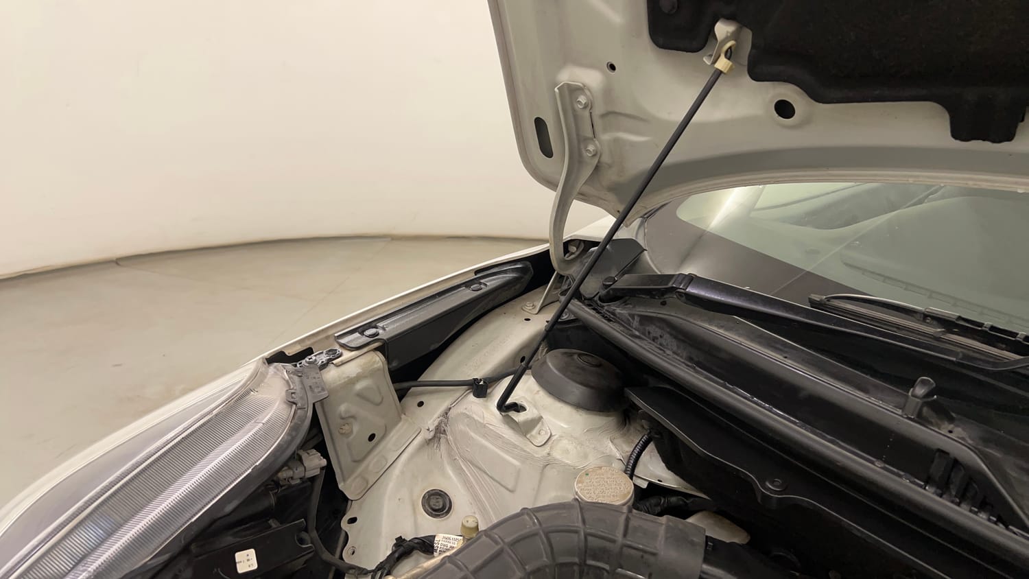 Used 2019 Maruti Suzuki Baleno Delta Petrol Manual engine ENGINE RIGHT SIDE HINGE & APRON VIEW