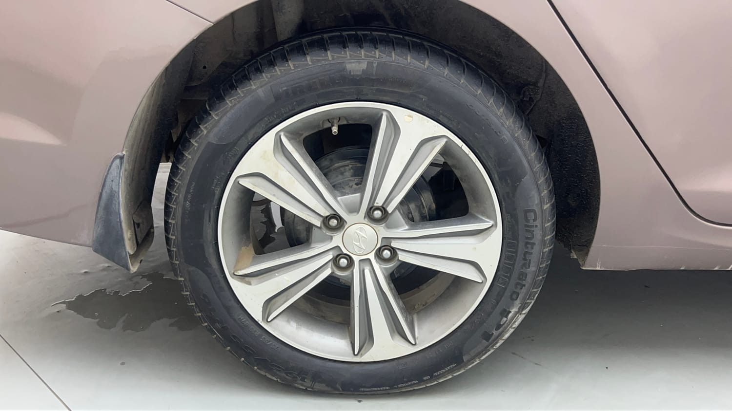 Used 2017 Hyundai Verna SX 1.6 VTVT Petrol Manual tyres RIGHT REAR TYRE RIM VIEW