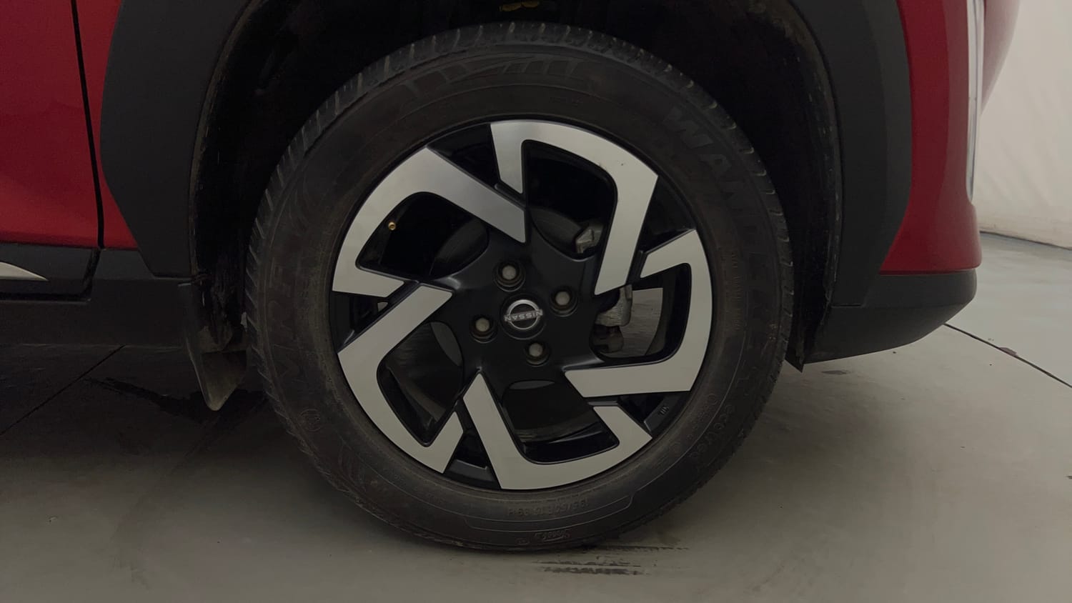 Used 2024 Nissan Magnite XV Petrol Manual tyres RIGHT FRONT TYRE RIM VIEW