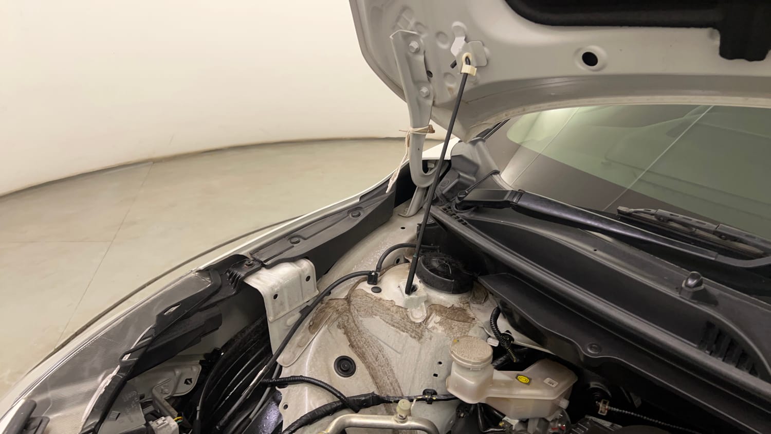Used 2025 Maruti Suzuki Baleno Alpha AGS Petrol Automatic engine ENGINE RIGHT SIDE HINGE & APRON VIEW