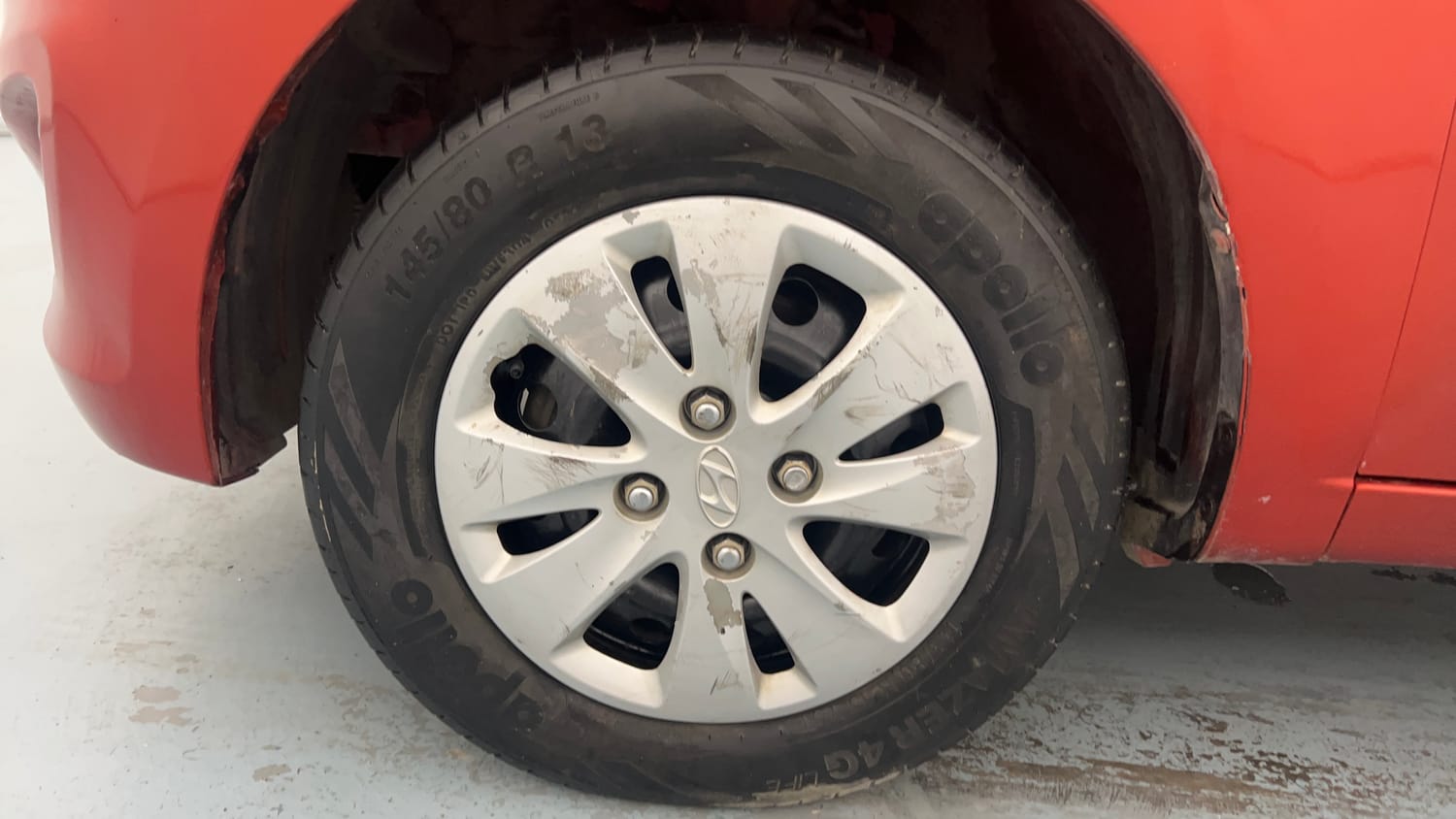 Used 2013 Hyundai i10 Magna 1.1 iRDE2 Petrol Manual tyres LEFT FRONT TYRE RIM VIEW
