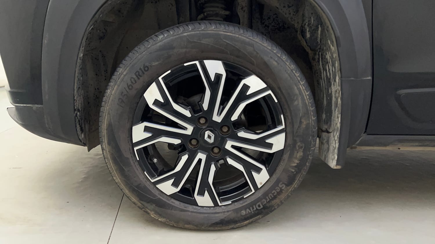 Used 2023 Renault Kiger RXT (O) AMT Petrol Automatic tyres LEFT FRONT TYRE RIM VIEW
