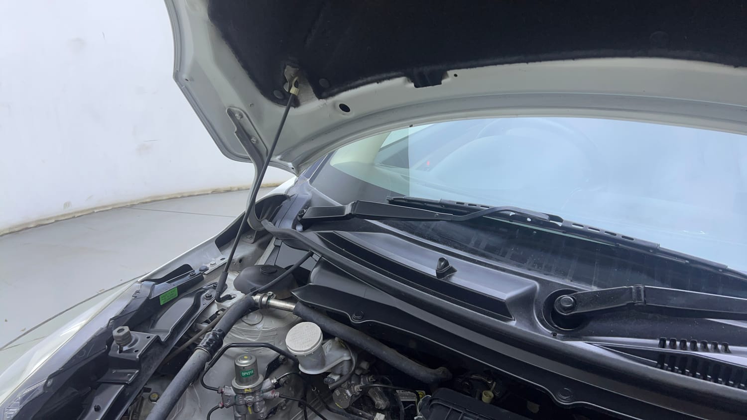 Used 2015 Maruti Suzuki Swift Dzire VXI Petrol Manual engine ENGINE RIGHT SIDE HINGE & APRON VIEW