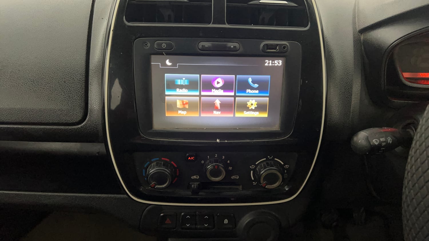 Used 2017 renault Kwid 1.0 RXT Anniversary Edition Petrol Manual interior MUSIC SYSTEM & AC CONTROL VIEW