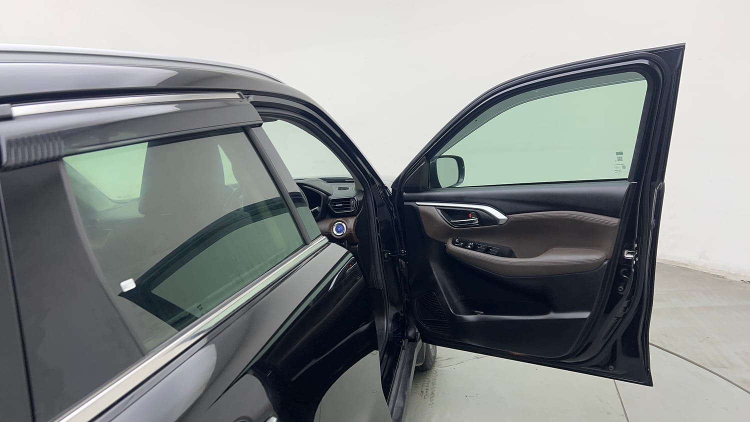 Used 2025 Toyota Urban Cruiser Hyryder V Hybrid Hybrid Automatic interior RIGHT FRONT DOOR OPEN VIEW