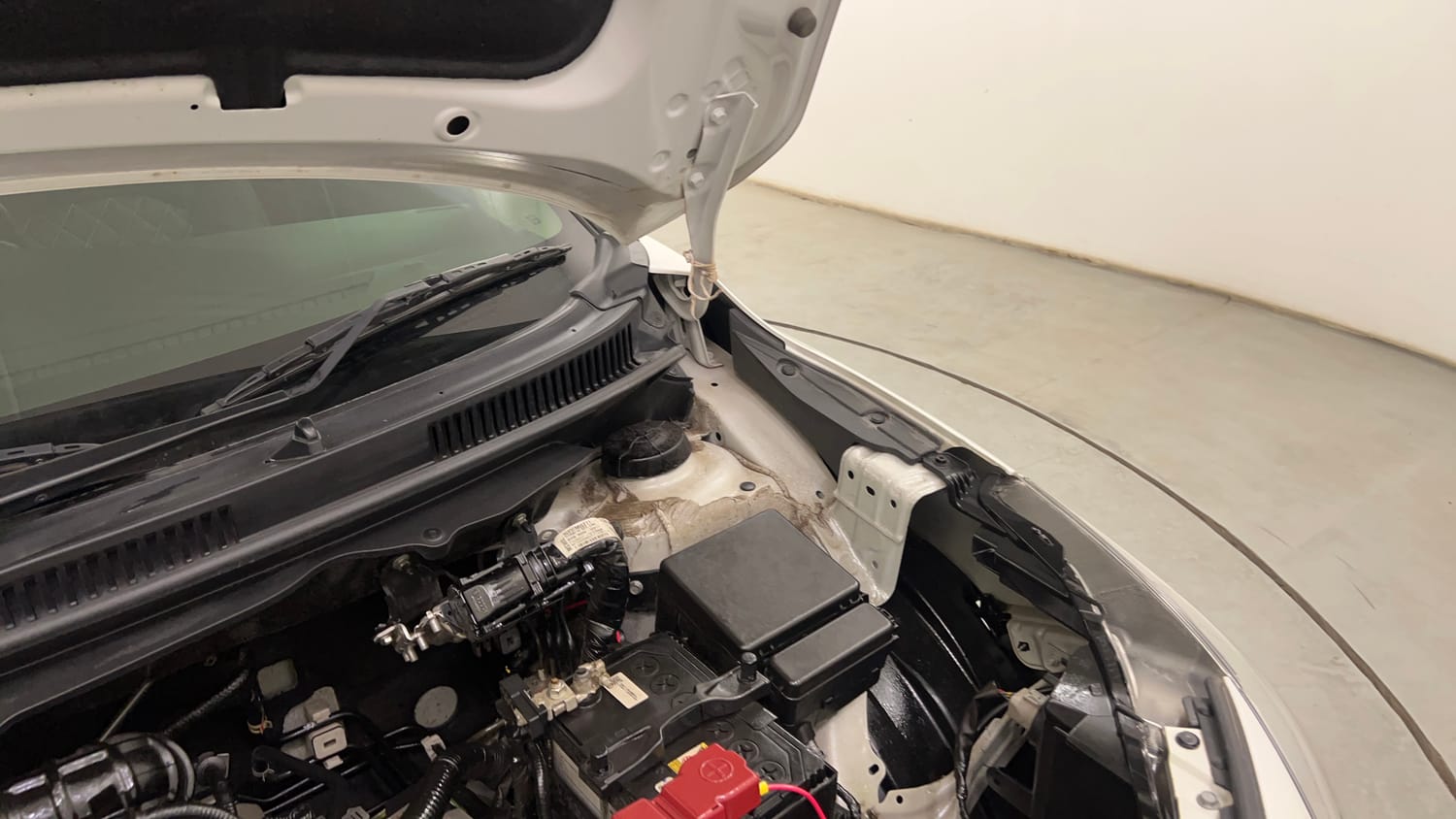 Used 2025 Maruti Suzuki Baleno Alpha AGS Petrol Automatic engine ENGINE LEFT SIDE HINGE & APRON VIEW