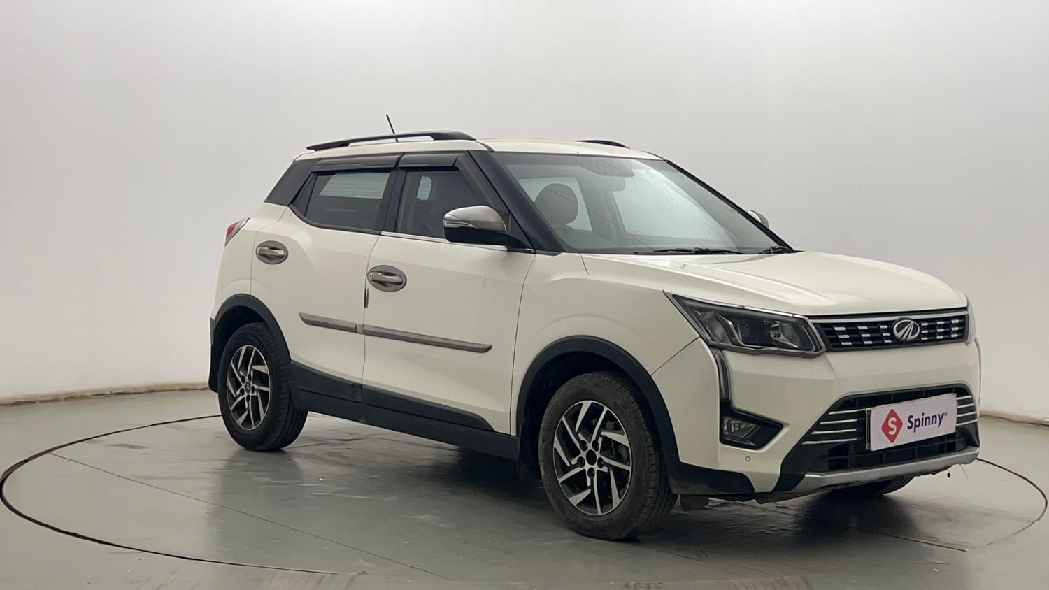 Used 2022 Mahindra XUV 300 W8 (O) 1.5 Diesel Diesel Manual exterior RIGHT FRONT CORNER VIEW