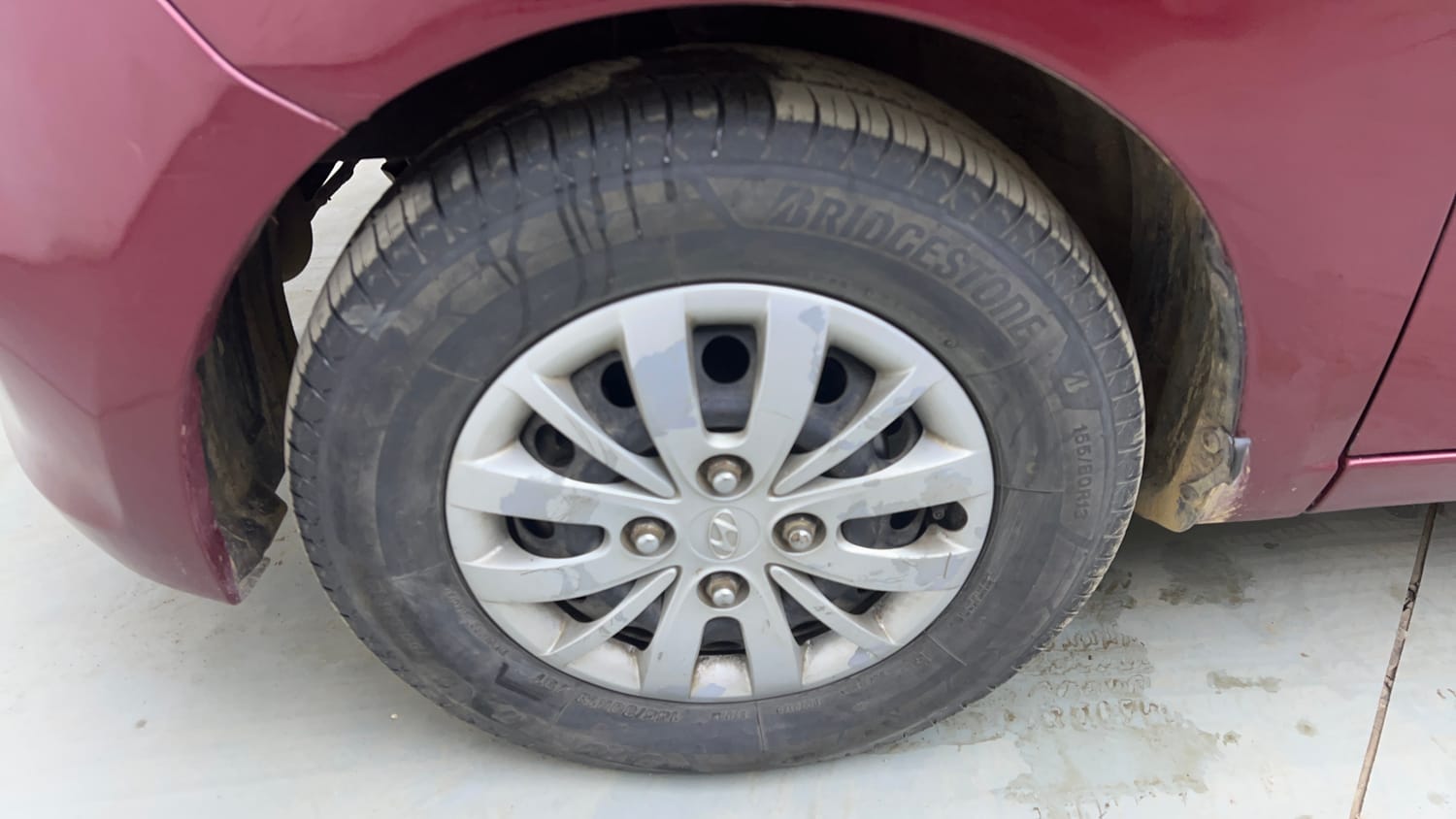 Used 2015 Hyundai i10 Sportz 1.1 iRDE2 Petrol Manual tyres LEFT FRONT TYRE RIM VIEW