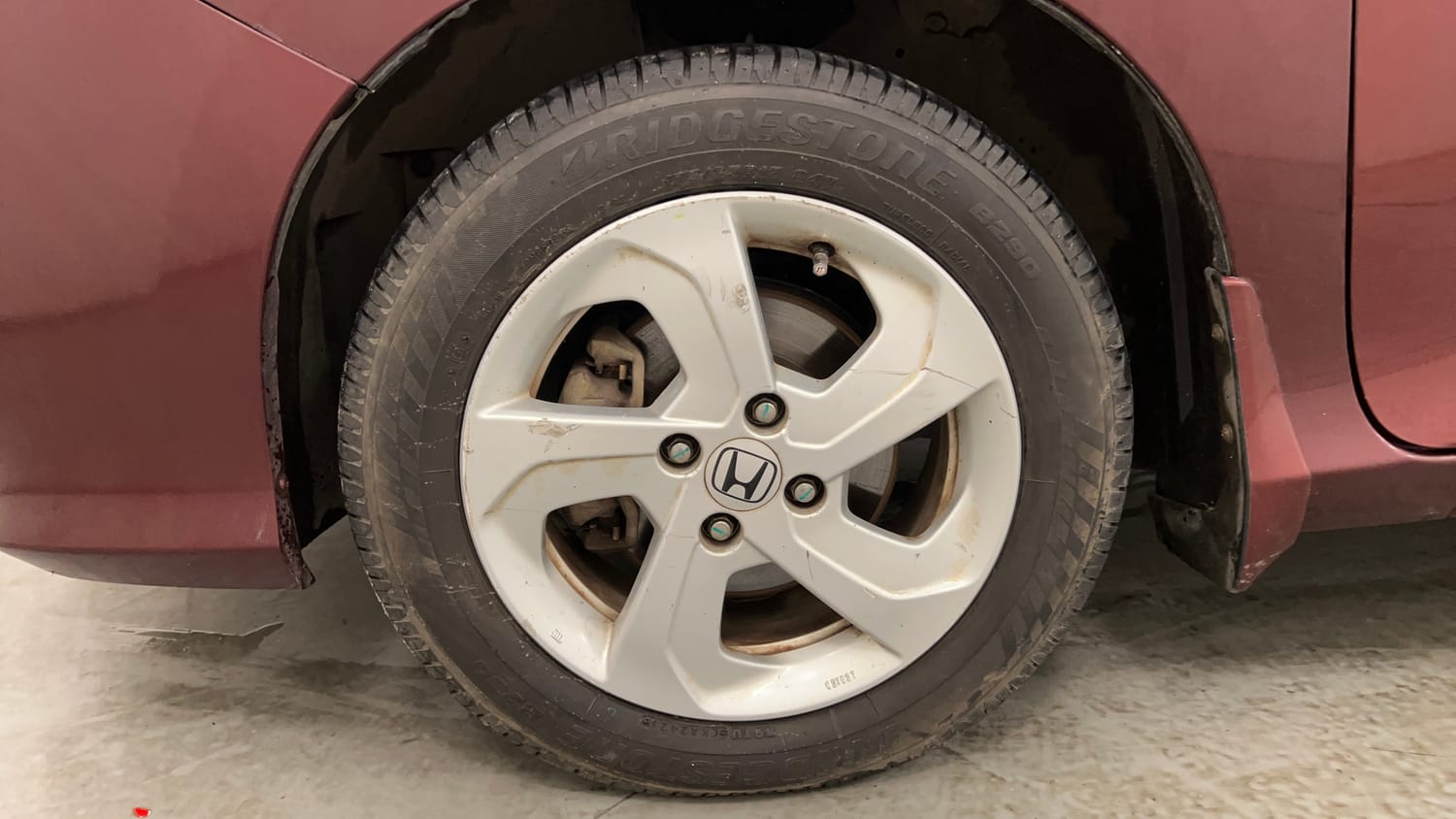 Used 2015 Honda City V Petrol Manual tyres LEFT FRONT TYRE RIM VIEW