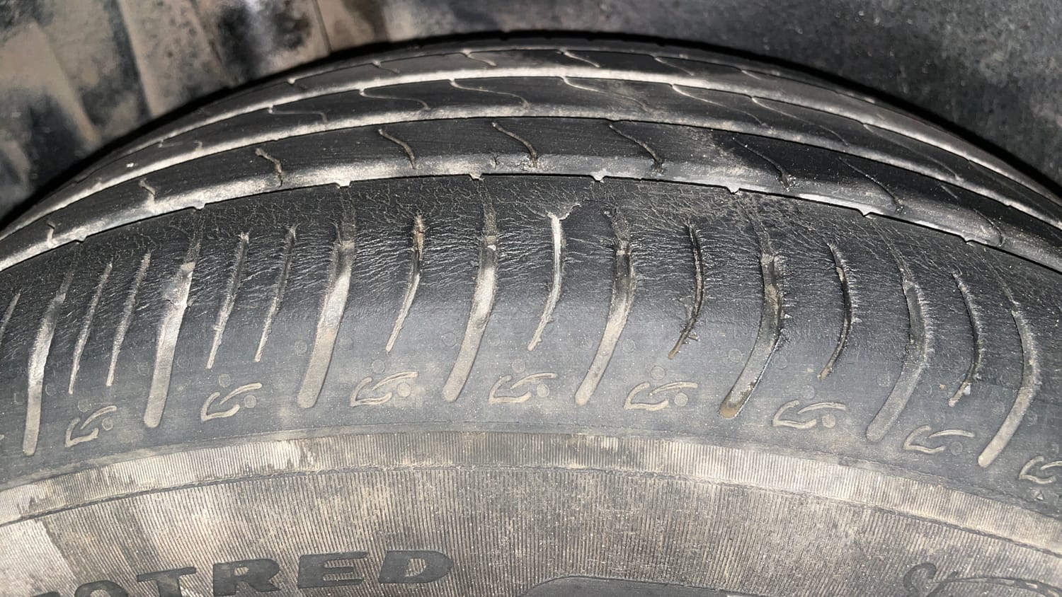 Used 2023 Maruti Suzuki Brezza ZXI AT Petrol Automatic tyres RIGHT REAR TYRE TREAD VIEW