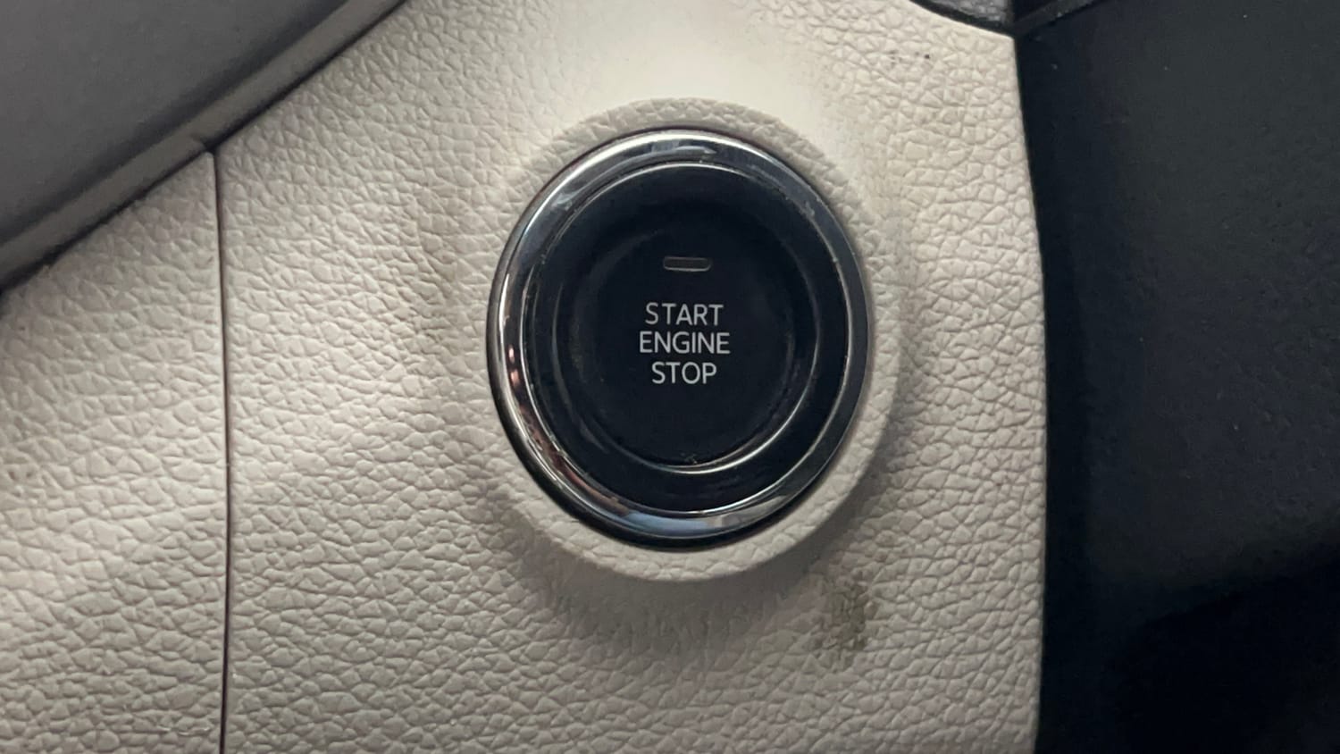 Used 2022 Mahindra XUV 300 W8 (O) 1.5 Diesel Diesel Manual top_features Keyless start