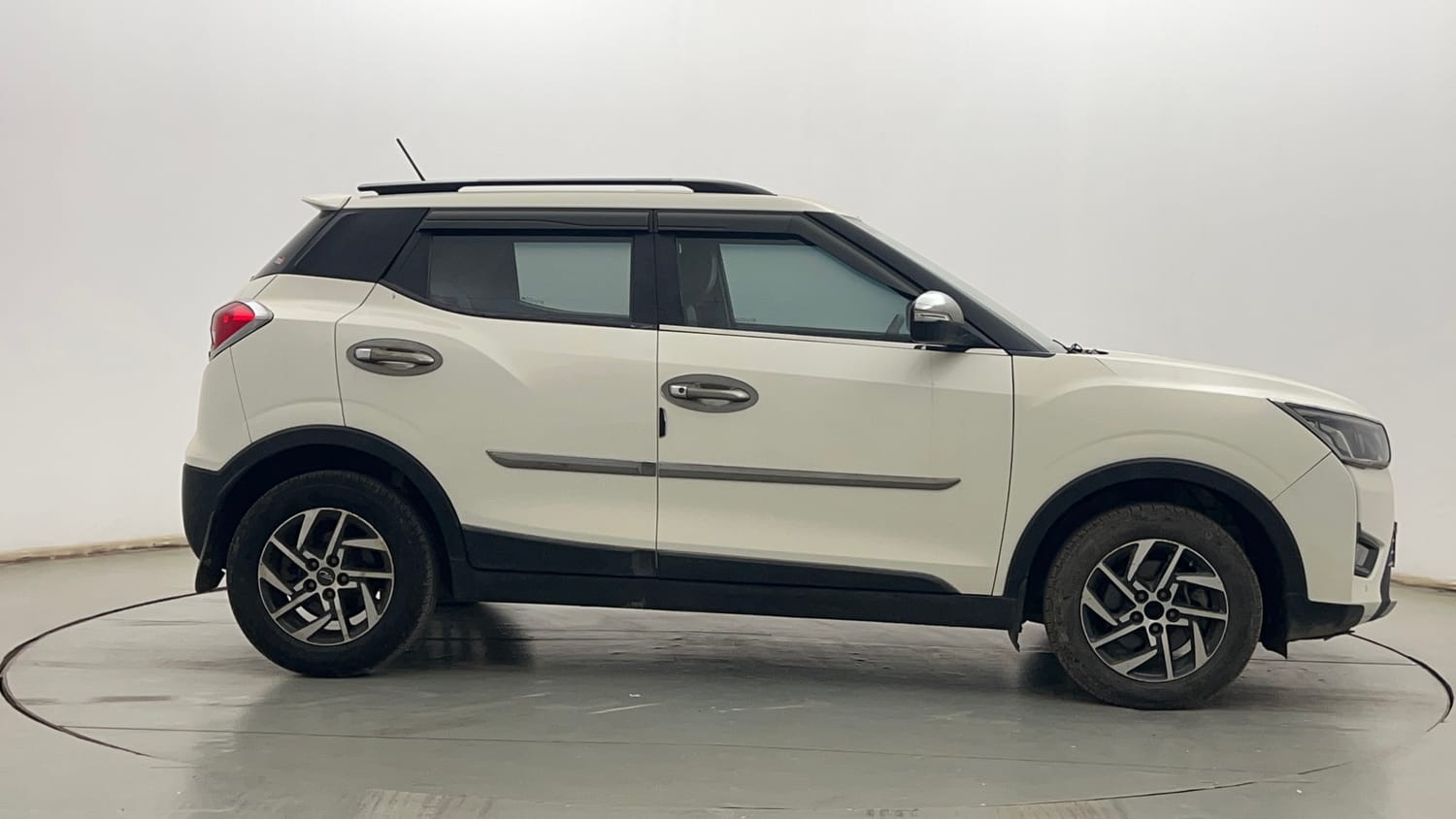 Used 2022 Mahindra XUV 300 W8 (O) 1.5 Diesel Diesel Manual exterior RIGHT SIDE VIEW