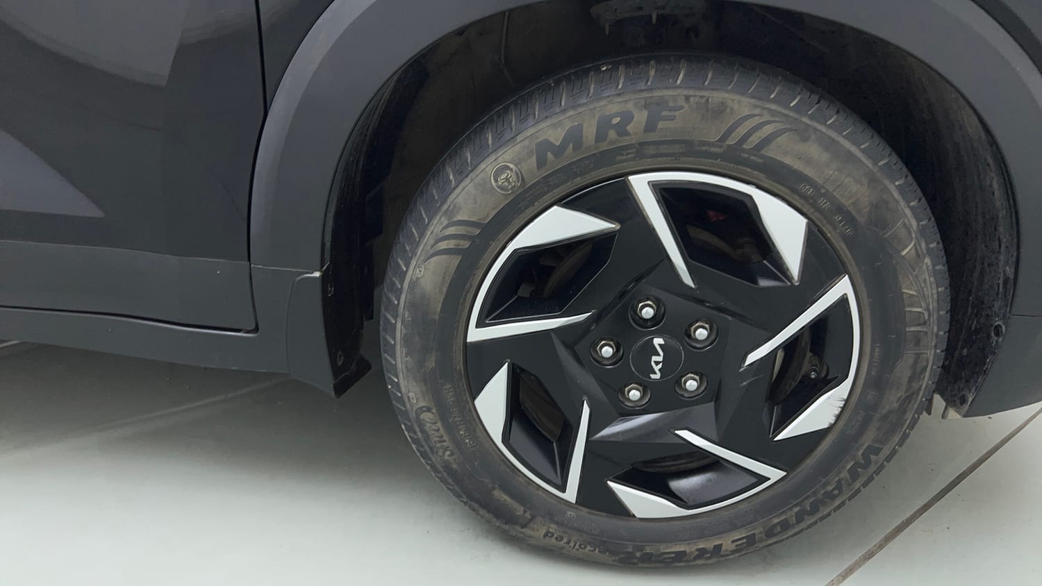 Used 2024 Kia Sonet HTK (O) 1.2 Petrol MT Petrol Manual tyres RIGHT FRONT TYRE RIM VIEW