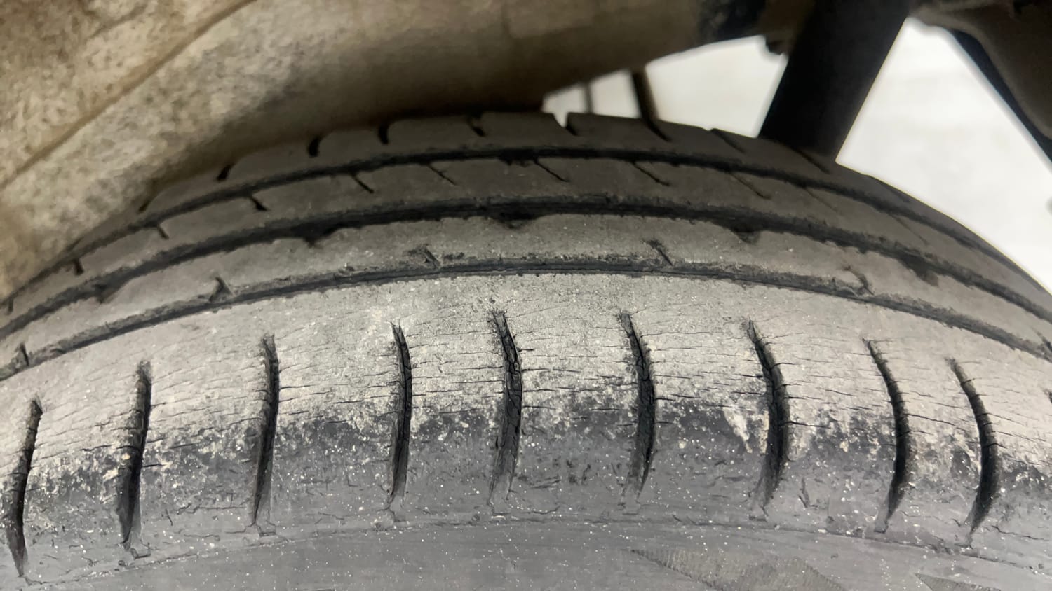 Used 2014 Maruti Suzuki Wagon R VXI Petrol Manual tyres LEFT REAR TYRE TREAD VIEW