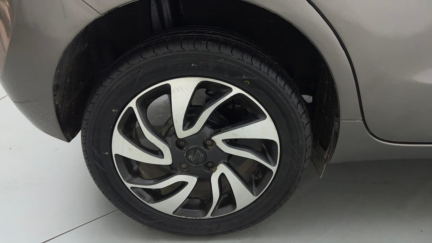 Used 2019 Maruti Suzuki Baleno Zeta Petrol Manual tyres RIGHT REAR TYRE RIM VIEW