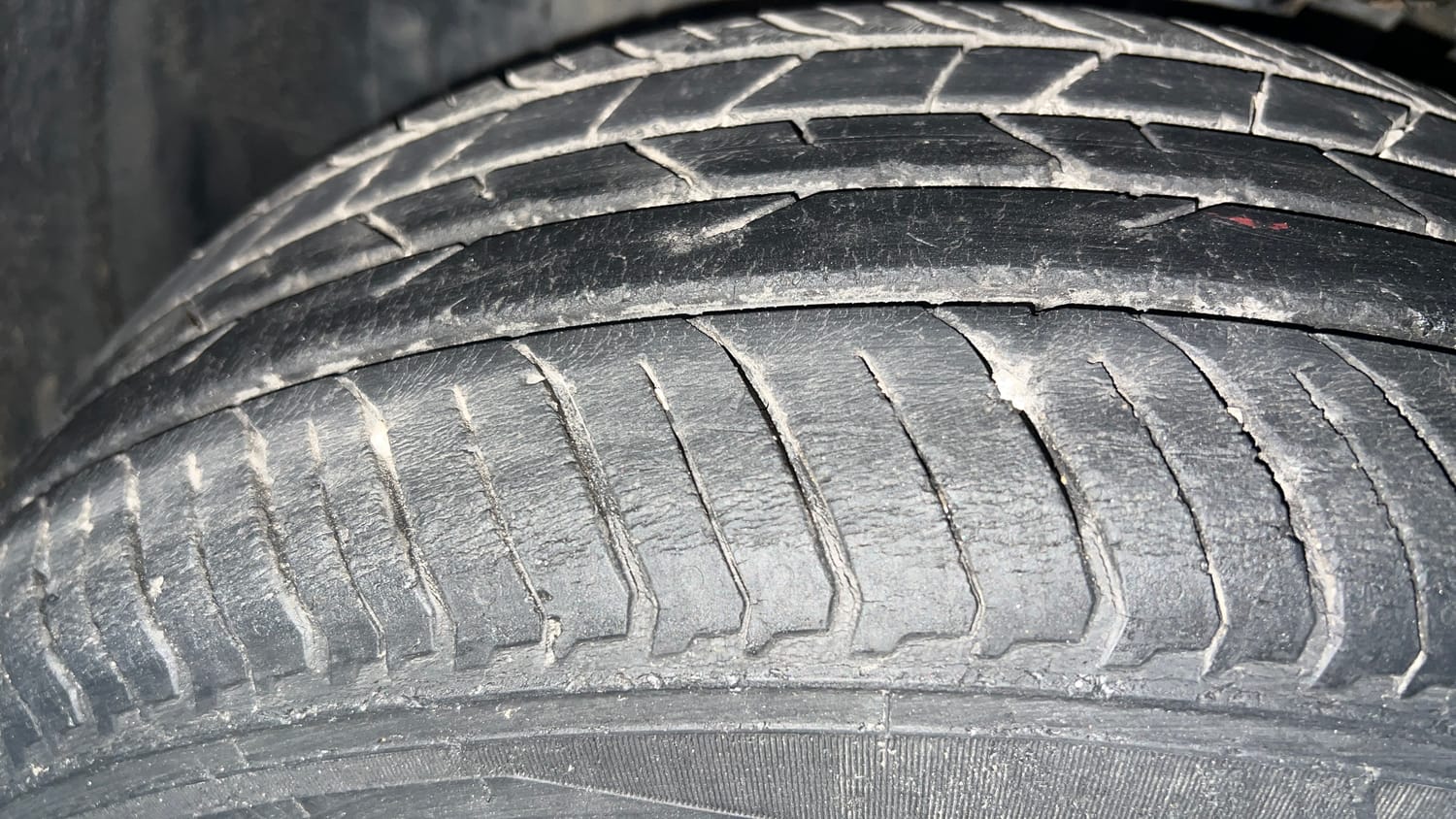 Used 2021 Nissan Magnite XV Premium Turbo Petrol Manual tyres LEFT FRONT TYRE TREAD VIEW