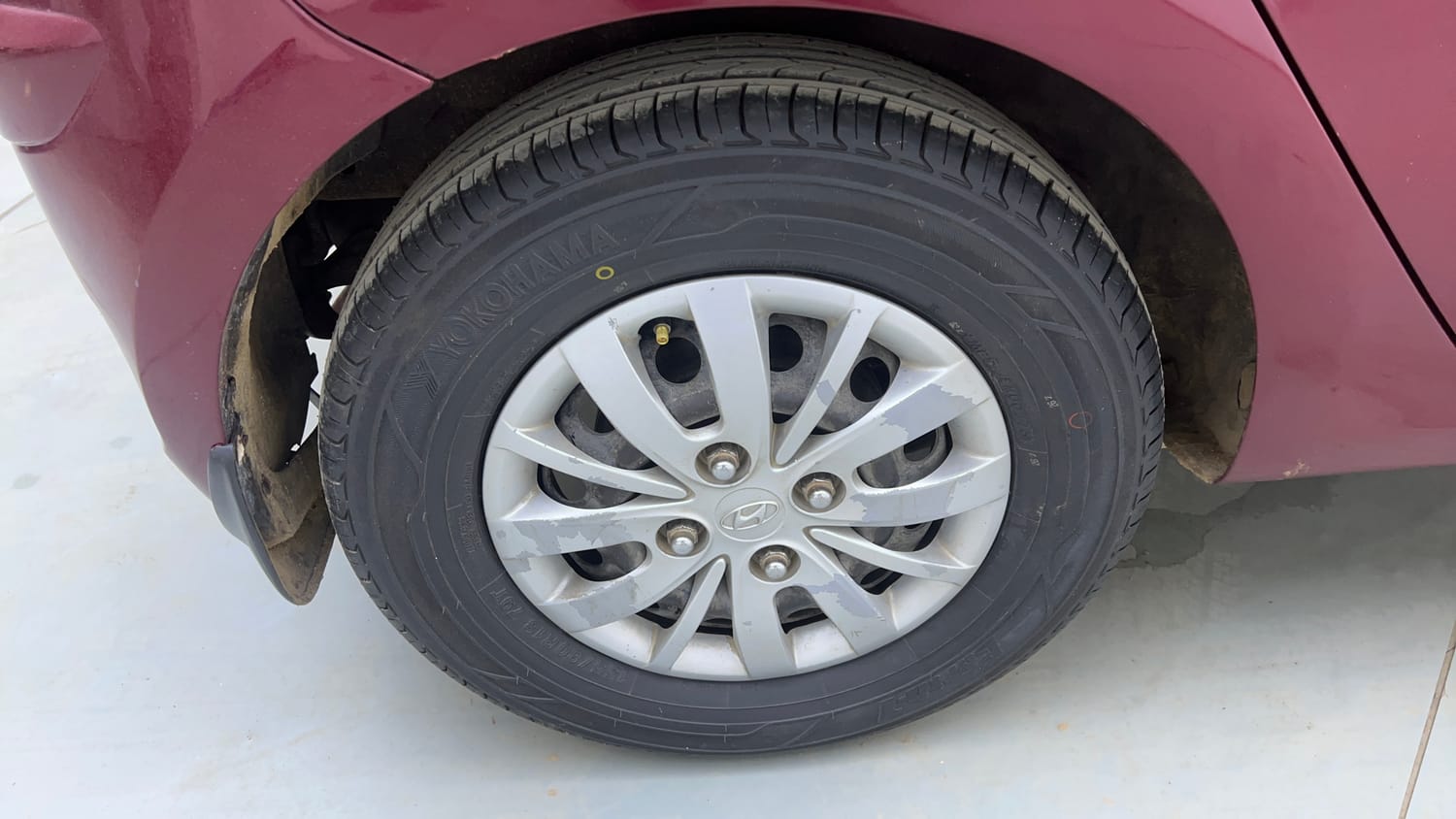 Used 2015 Hyundai i10 Sportz 1.1 iRDE2 Petrol Manual tyres RIGHT REAR TYRE RIM VIEW