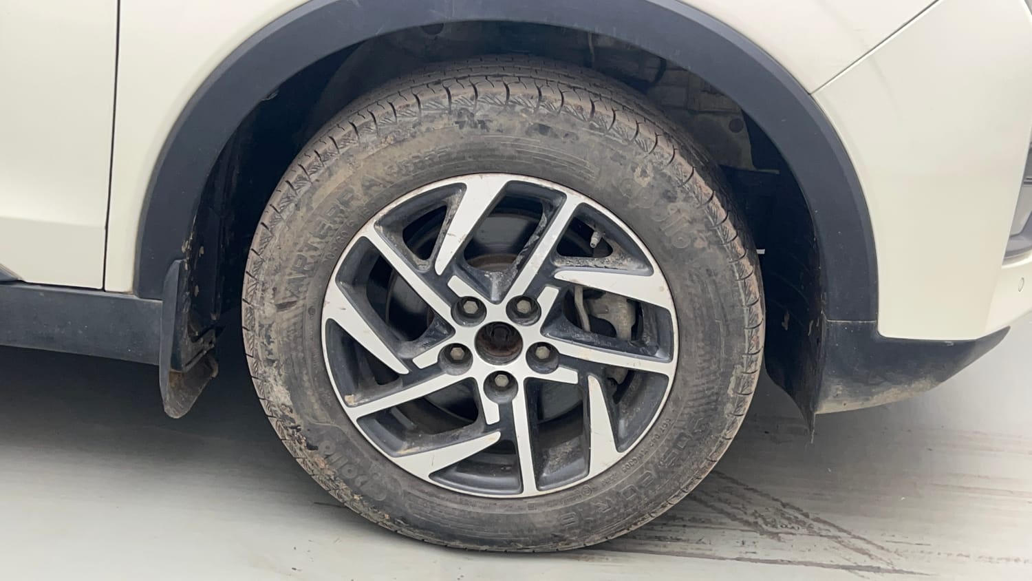 Used 2022 Mahindra XUV 300 W8 (O) 1.5 Diesel Diesel Manual tyres RIGHT FRONT TYRE RIM VIEW