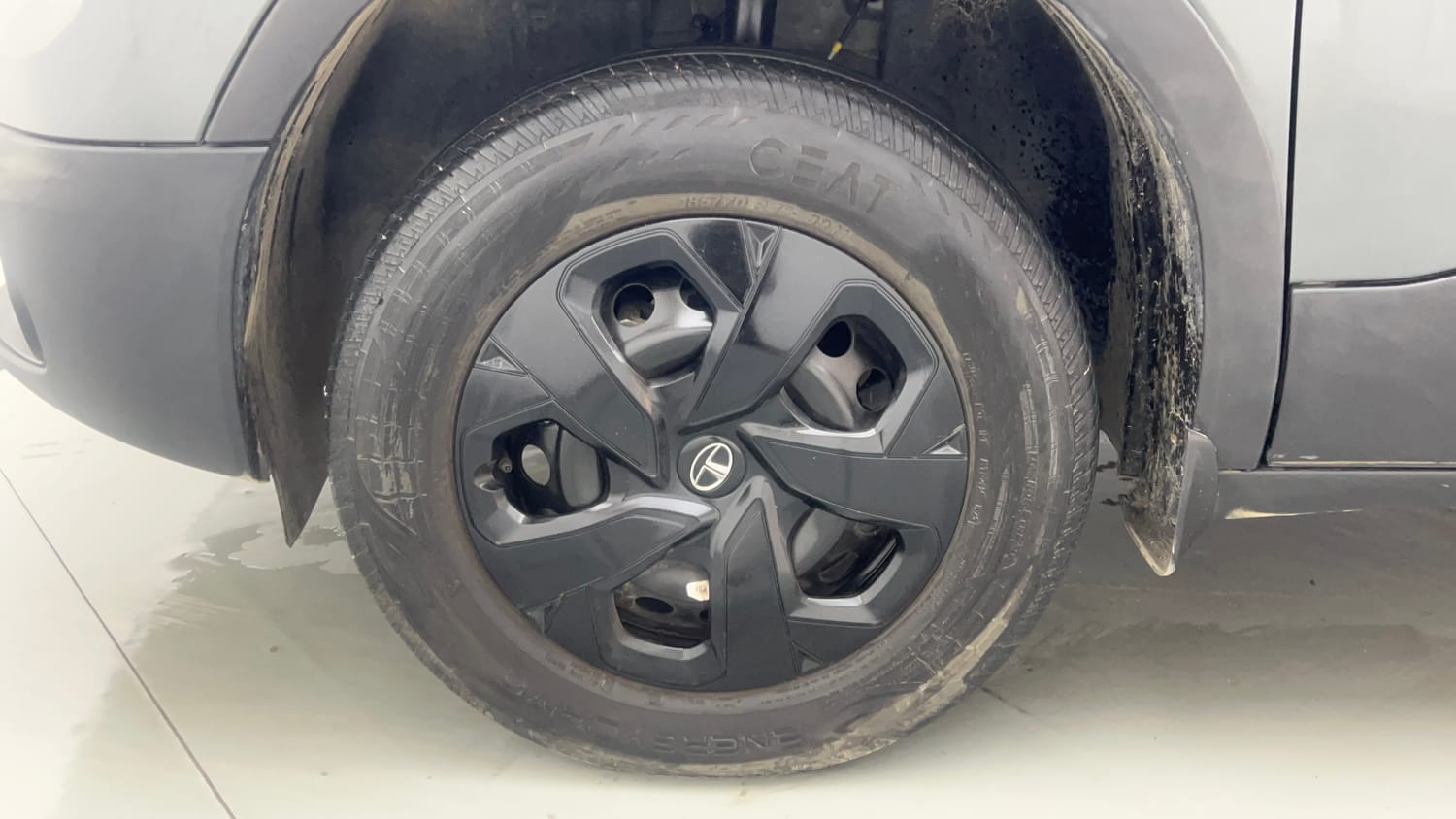 Used 2025 Tata Punch Pure MT Petrol Manual tyres LEFT FRONT TYRE RIM VIEW
