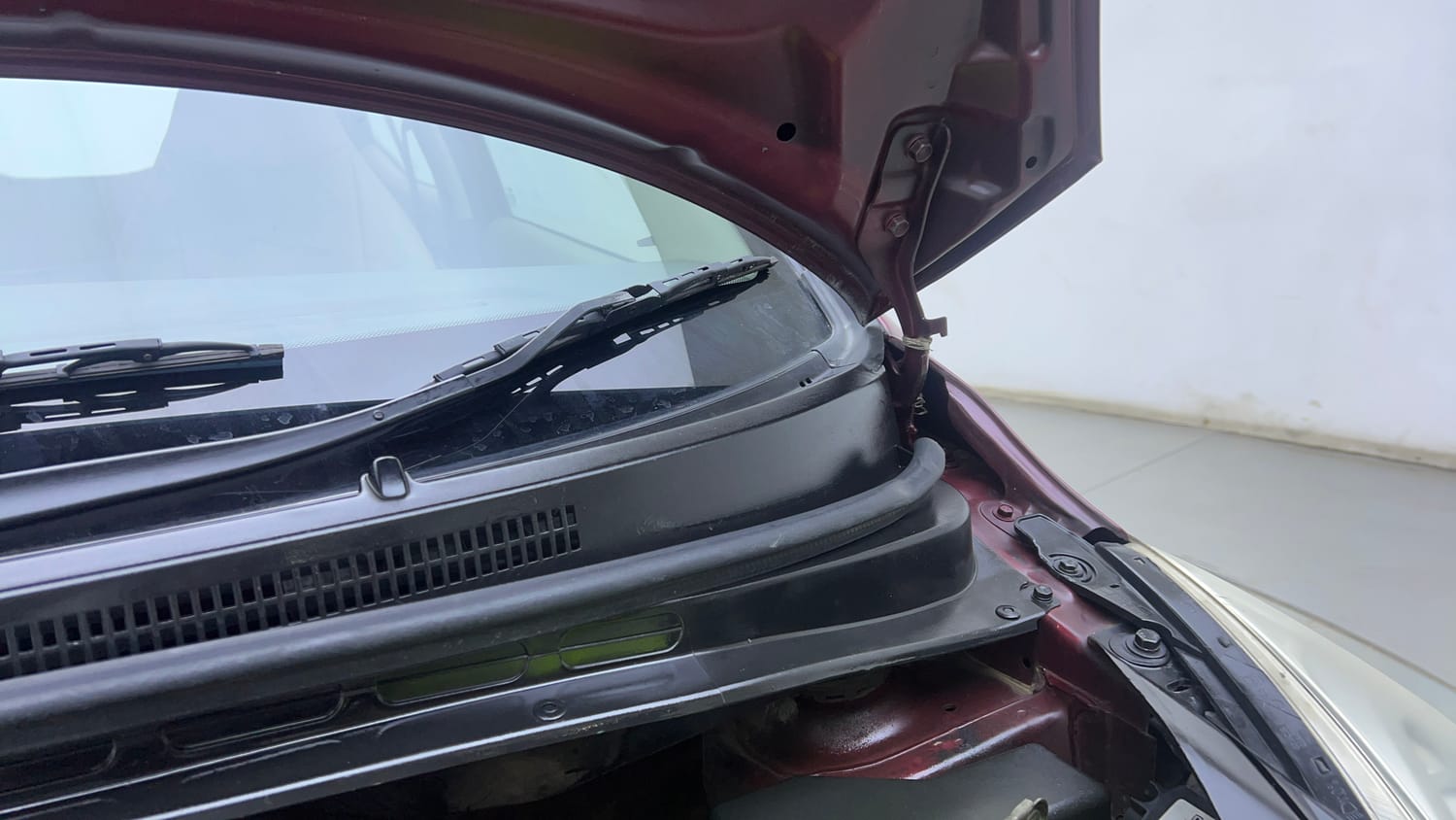 Used 2015 Hyundai i10 Sportz 1.1 iRDE2 Petrol Manual engine ENGINE LEFT SIDE HINGE & APRON VIEW