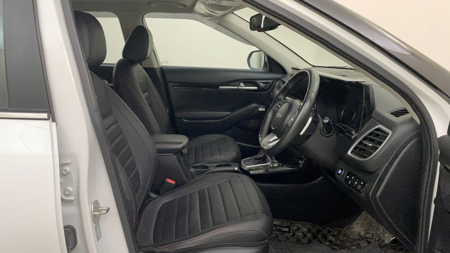 Used 2023 Kia Seltos GTX Plus 1.5 Diesel AT Diesel Automatic interior RIGHT SIDE FRONT DOOR CABIN VIEW