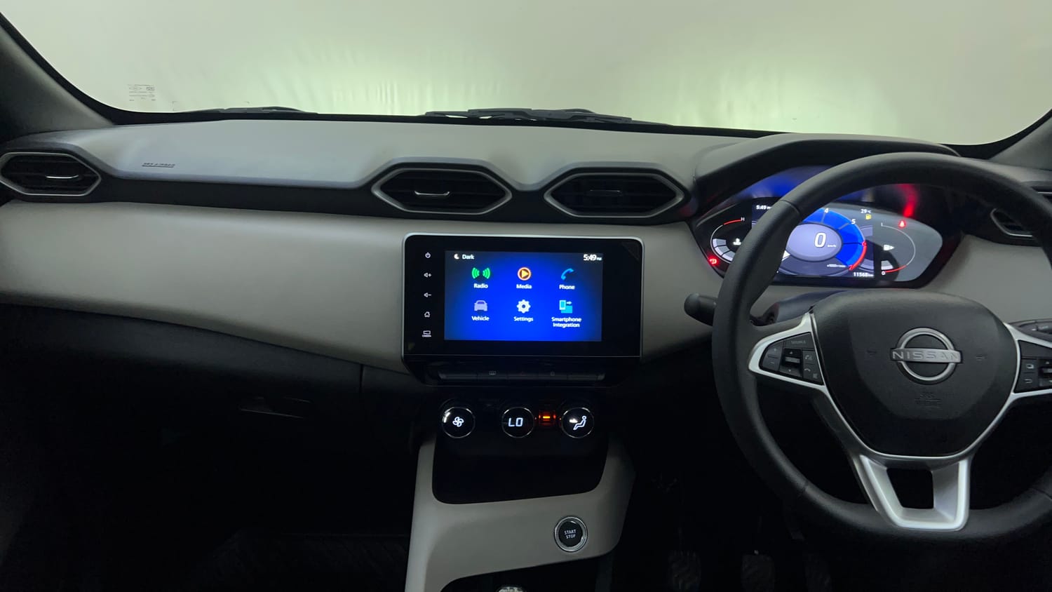 Used 2024 Nissan Magnite XV Petrol Manual interior MUSIC SYSTEM & AC CONTROL VIEW