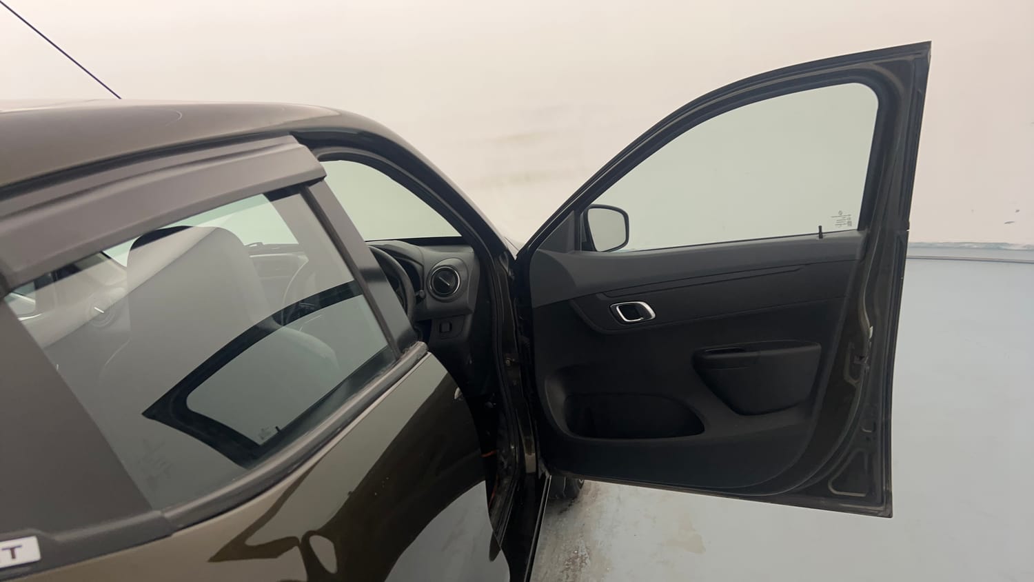 Used 2020 Renault Kwid 1.0 RXT Opt Petrol Manual interior RIGHT FRONT DOOR OPEN VIEW
