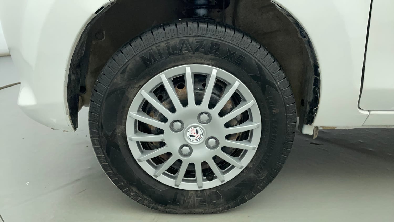 Used 2014 Maruti Suzuki Alto 800 Lxi Petrol Manual tyres LEFT FRONT TYRE RIM VIEW