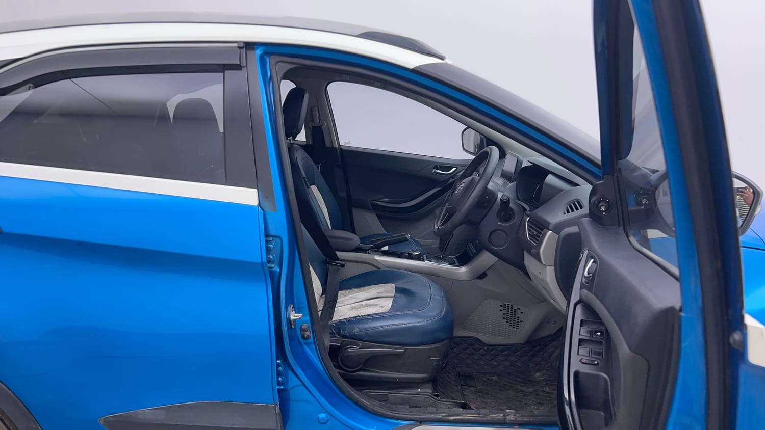 Used 2020 Tata Nexon XZA Plus (O) Petrol Automatic interior RIGHT SIDE FRONT DOOR CABIN VIEW